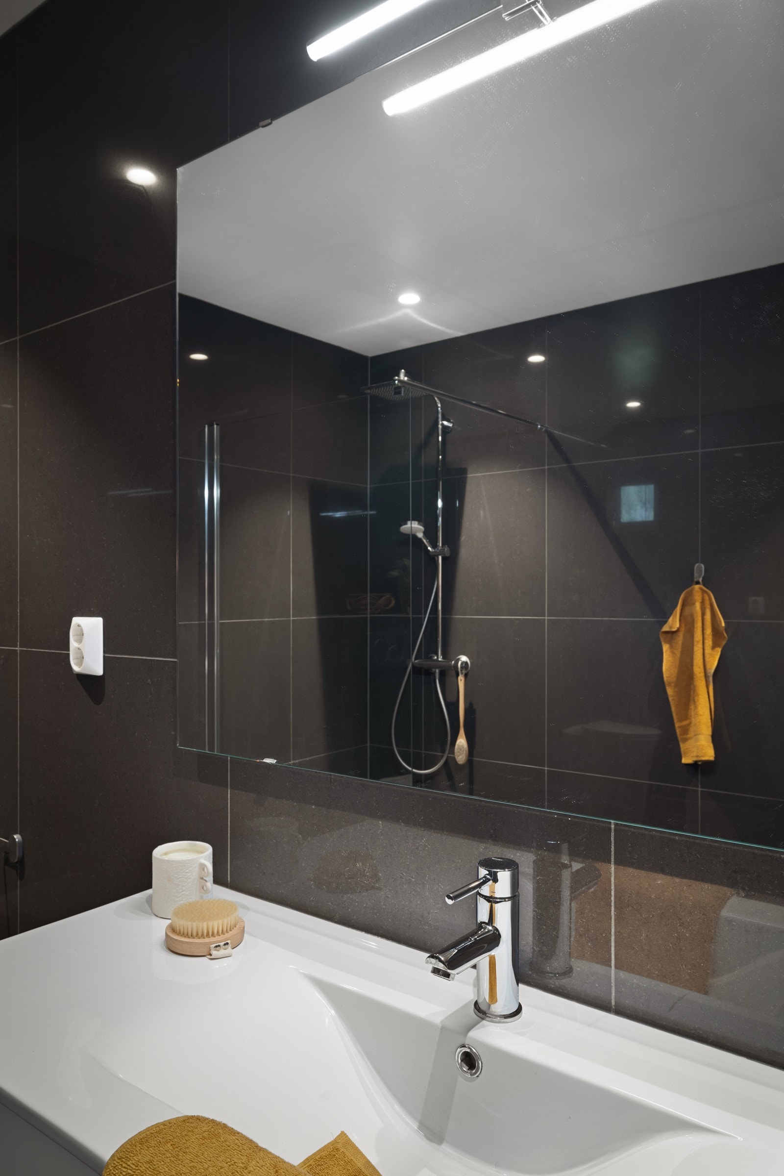 Badet her er også helfliset med elektrisk gulvvarme og innfelte spotter i taket. Galleribilde