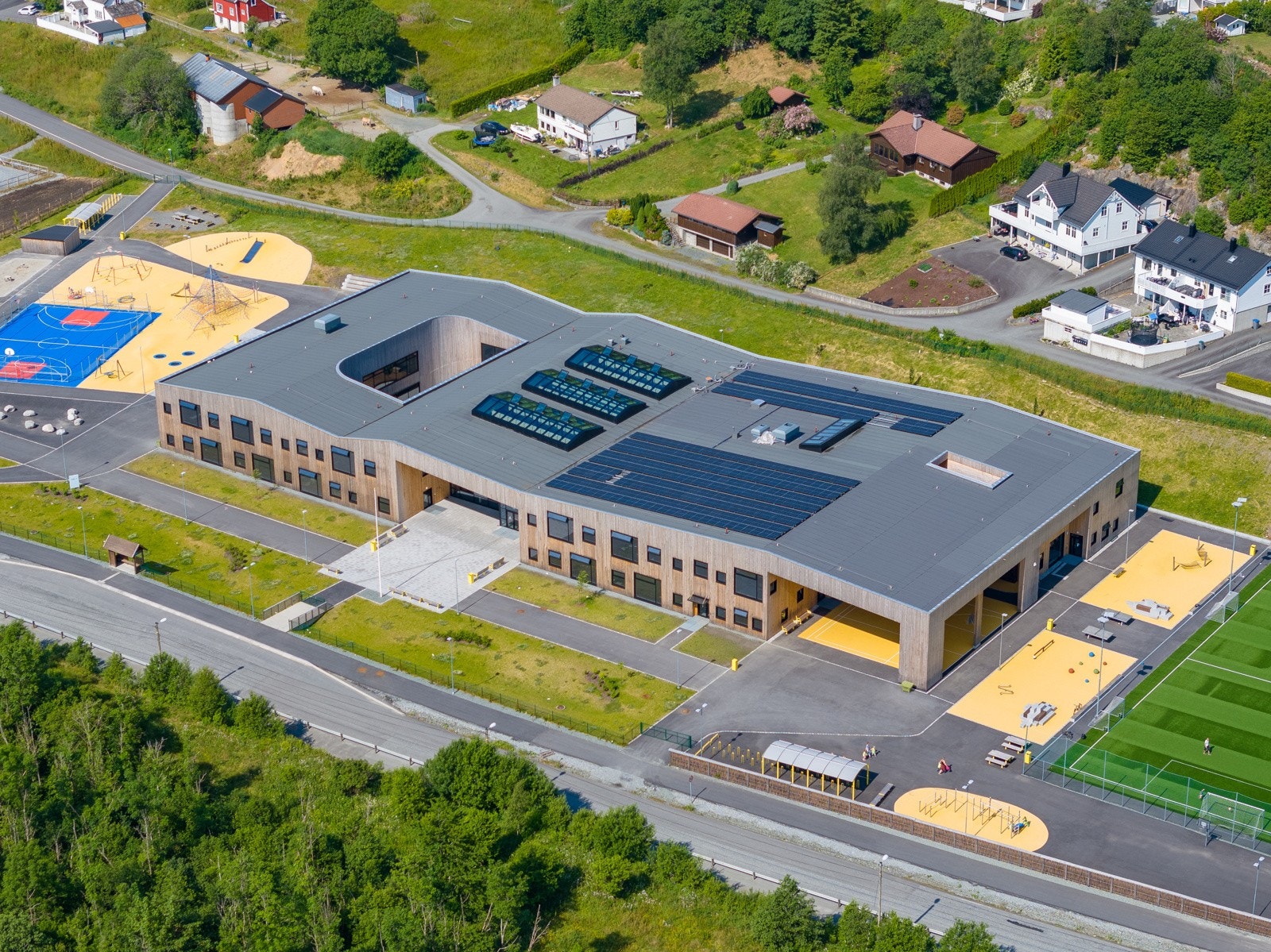 Borgafjellet barneskole er en ny og moderne skole som sto ferdig høsten 2021. Denne ligger rett ved siden av Eventus Borgafjell barnehage. Galleribilde