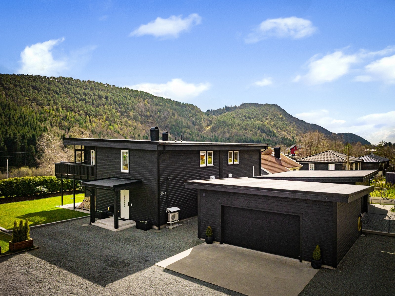 Det er gruset innkjørsel og gårdsplass. Galleribilde