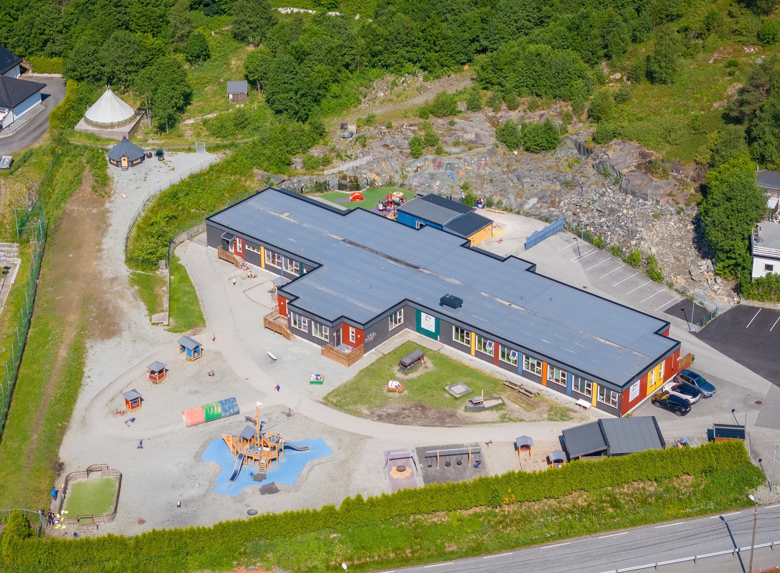 Det er to barnehager i området, Hegglandsdalen barnehage og Eventus Borgafjell barnehage (bilde), som begge ligger kun 2,1 km fra boligen. Galleribilde