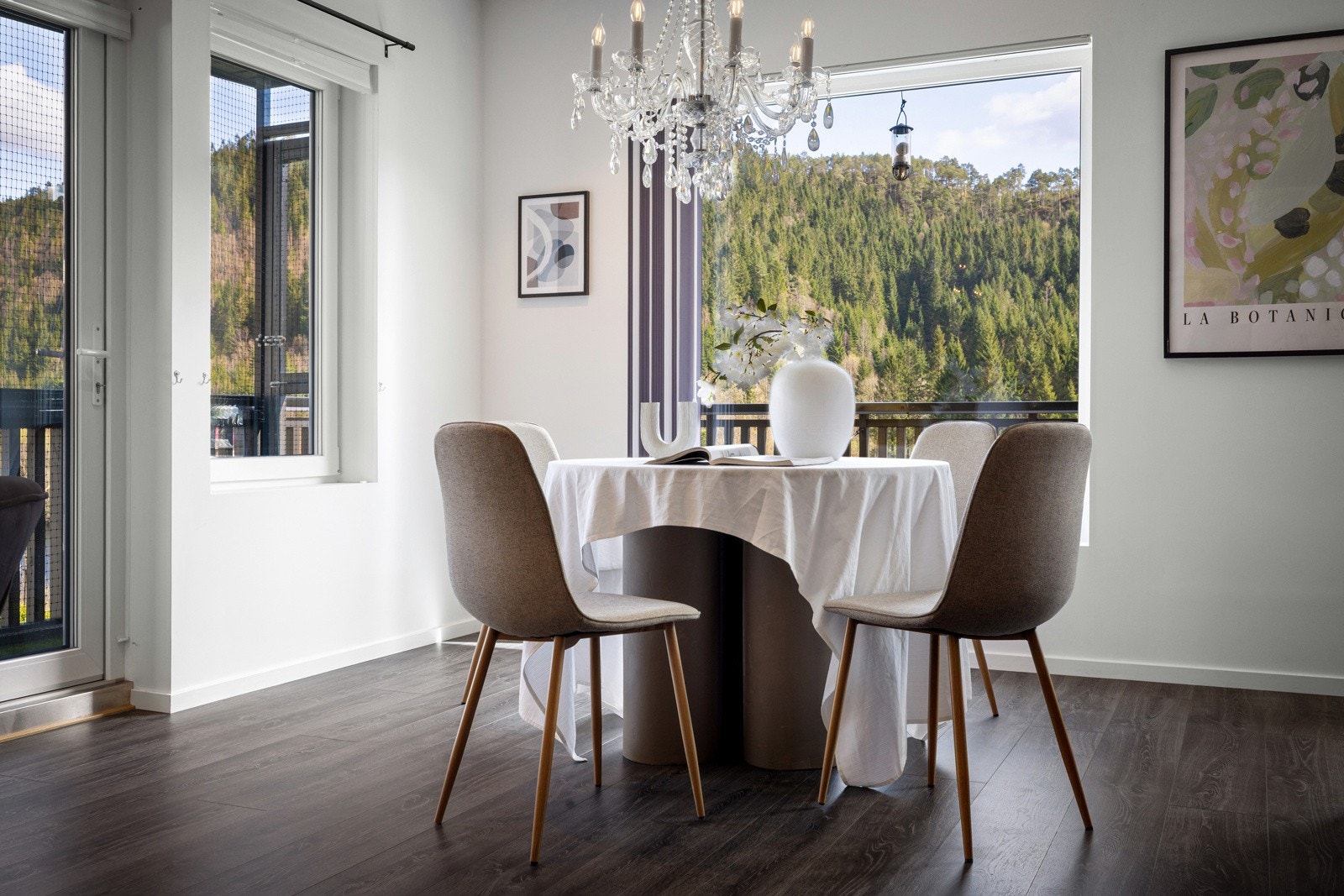 Vi går inn igjen i stuen. Galleribilde