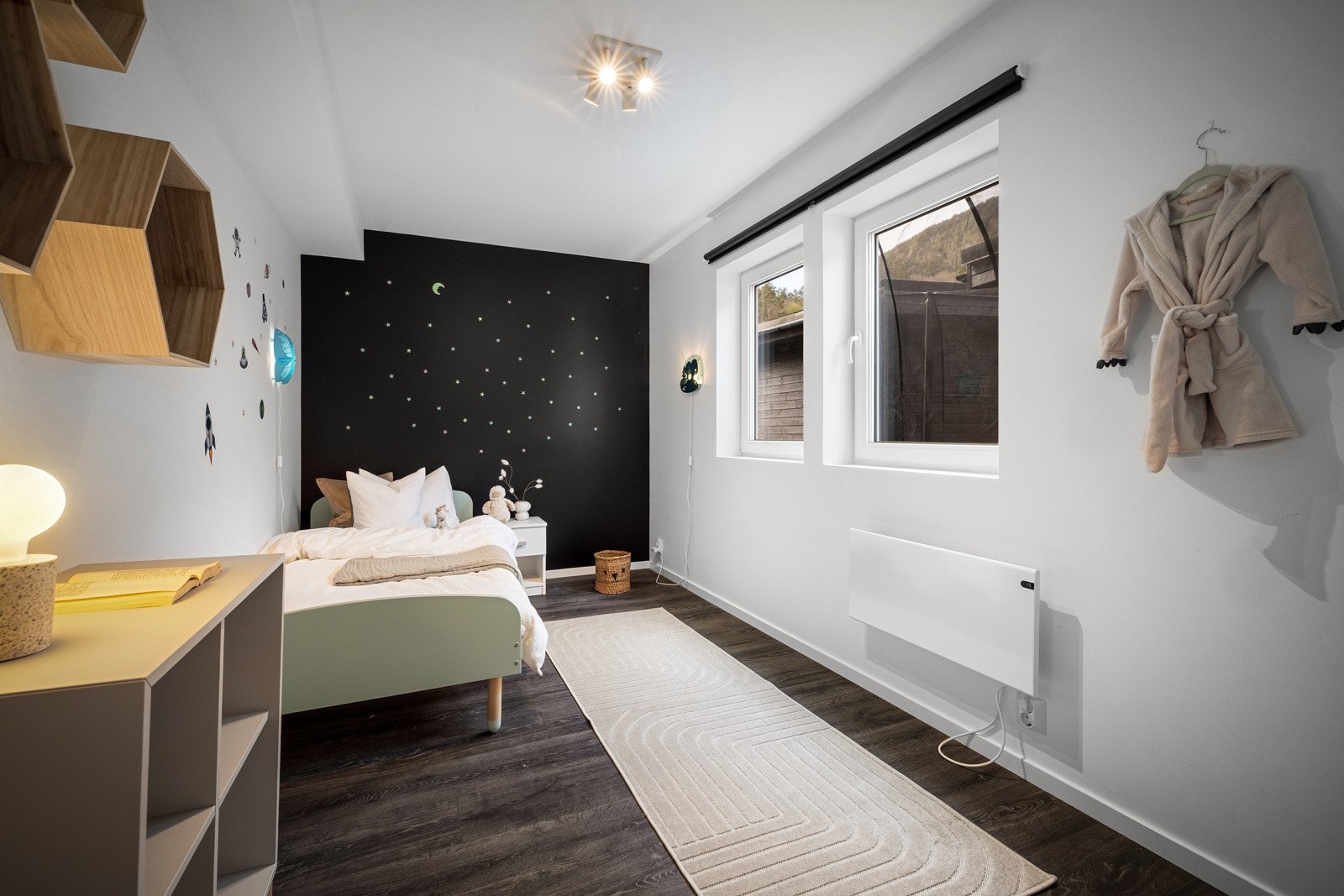 Det er totalt fire soverom i boligen, tre av disse er i 1. etasje. Galleribilde