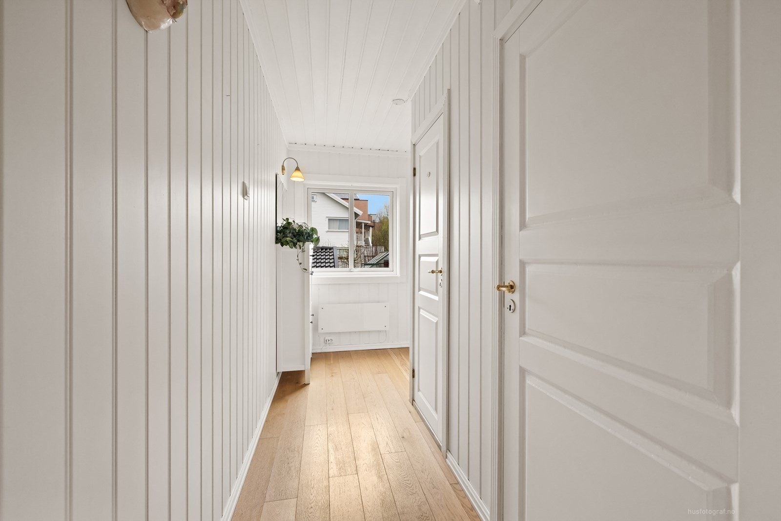 Gang med inngang til separat toalettrom og U. etasje. Galleribilde
