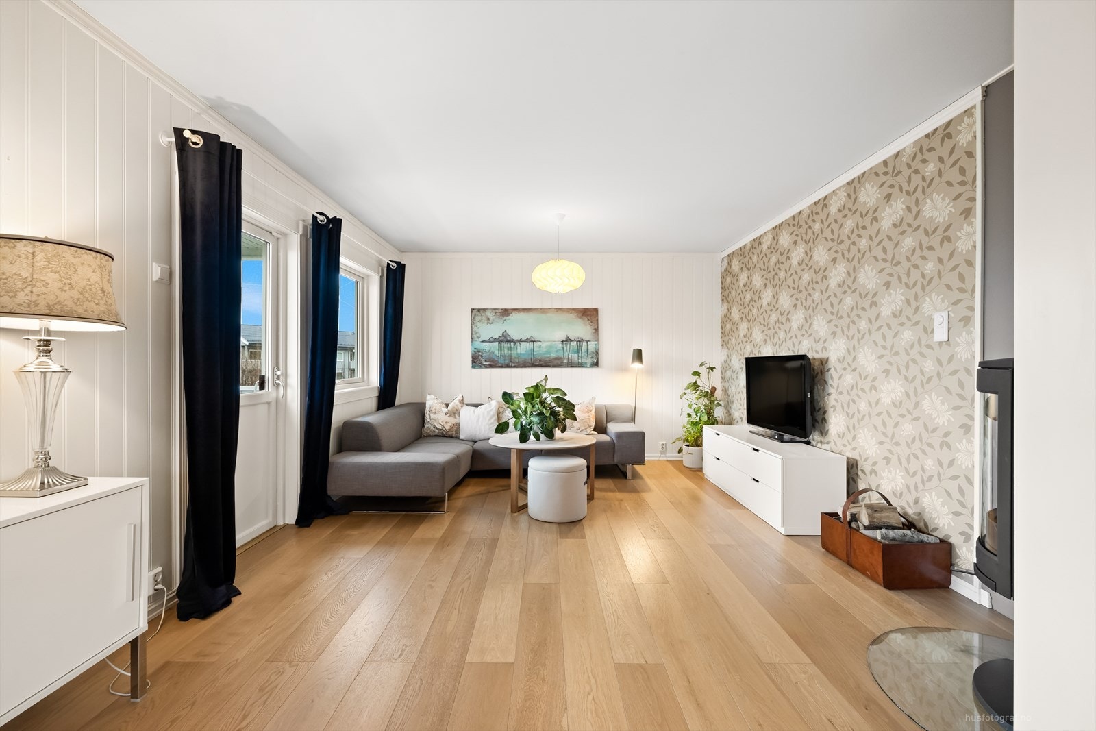 Stue med utgang til balkong og hage. Galleribilde