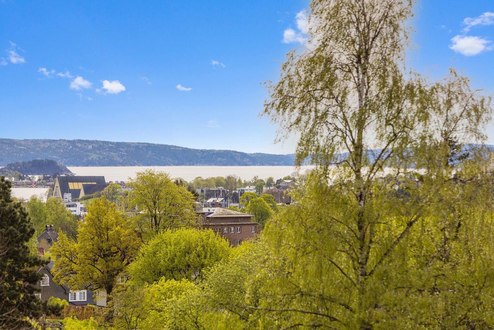 Leiligheten ligger høyt og fritt til med fjordutsikt. Galleribilde