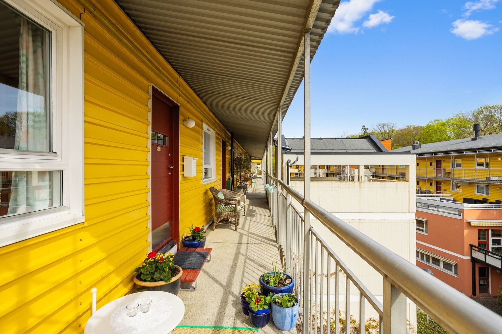 Svalgang med morgen og formiddagssol. Galleribilde