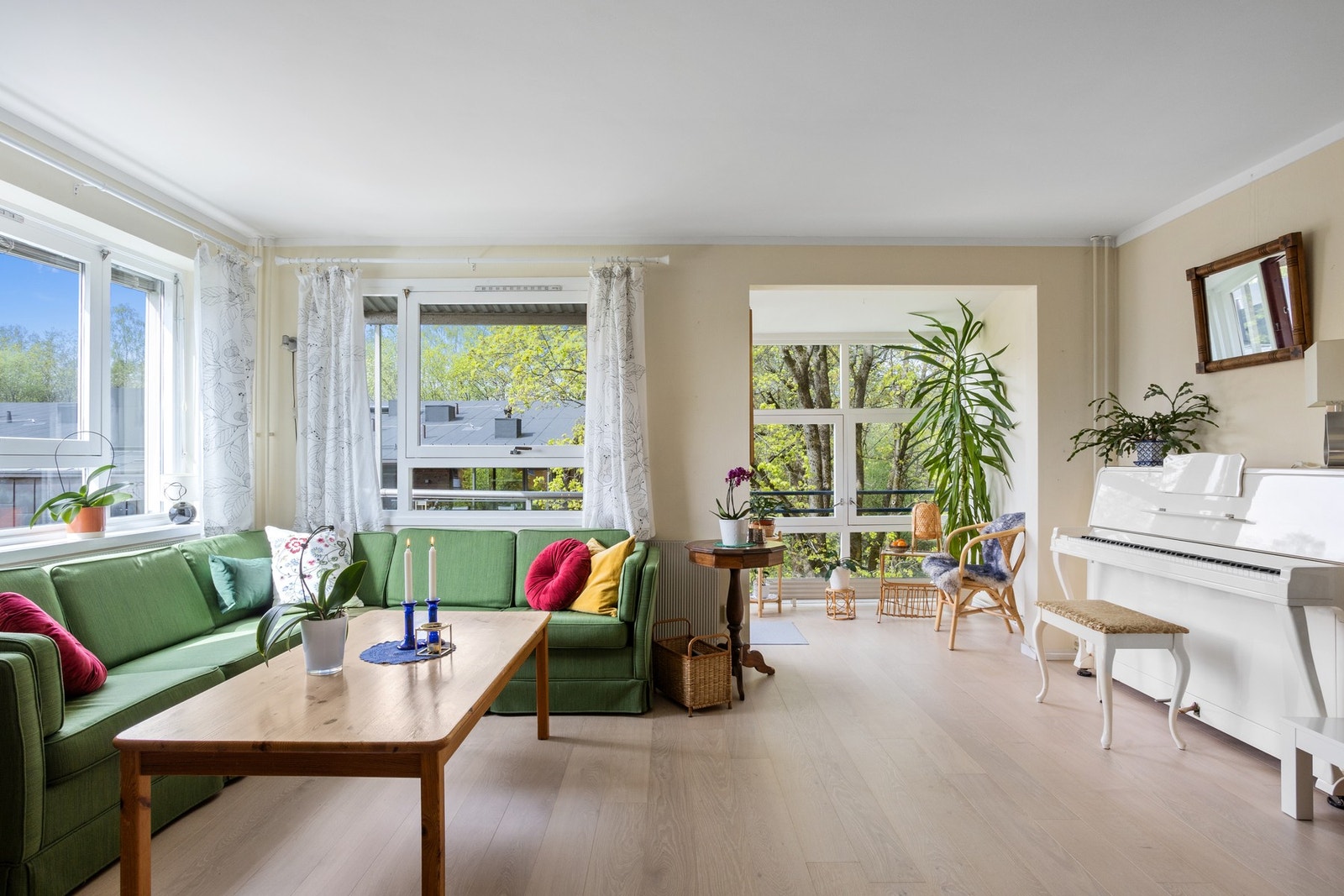 Lys og romslig stue med karnapp i 4. etasje. Galleribilde