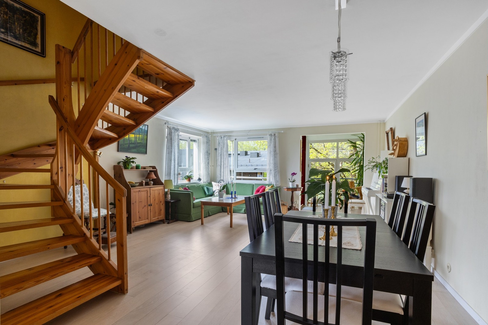 Leiligheten har en bra planløsning med stue og kjøkken på samme plan. Galleribilde