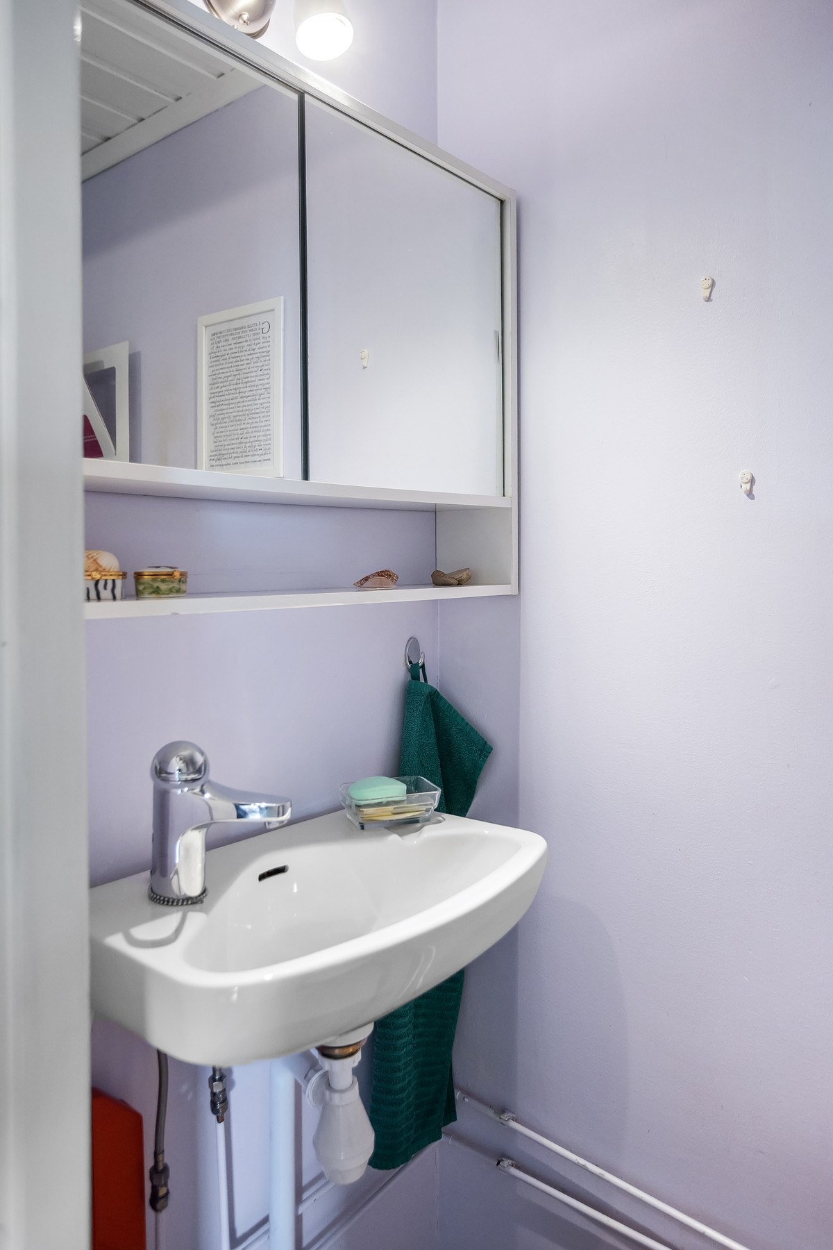 Toalettrom med wc og servant. Galleribilde