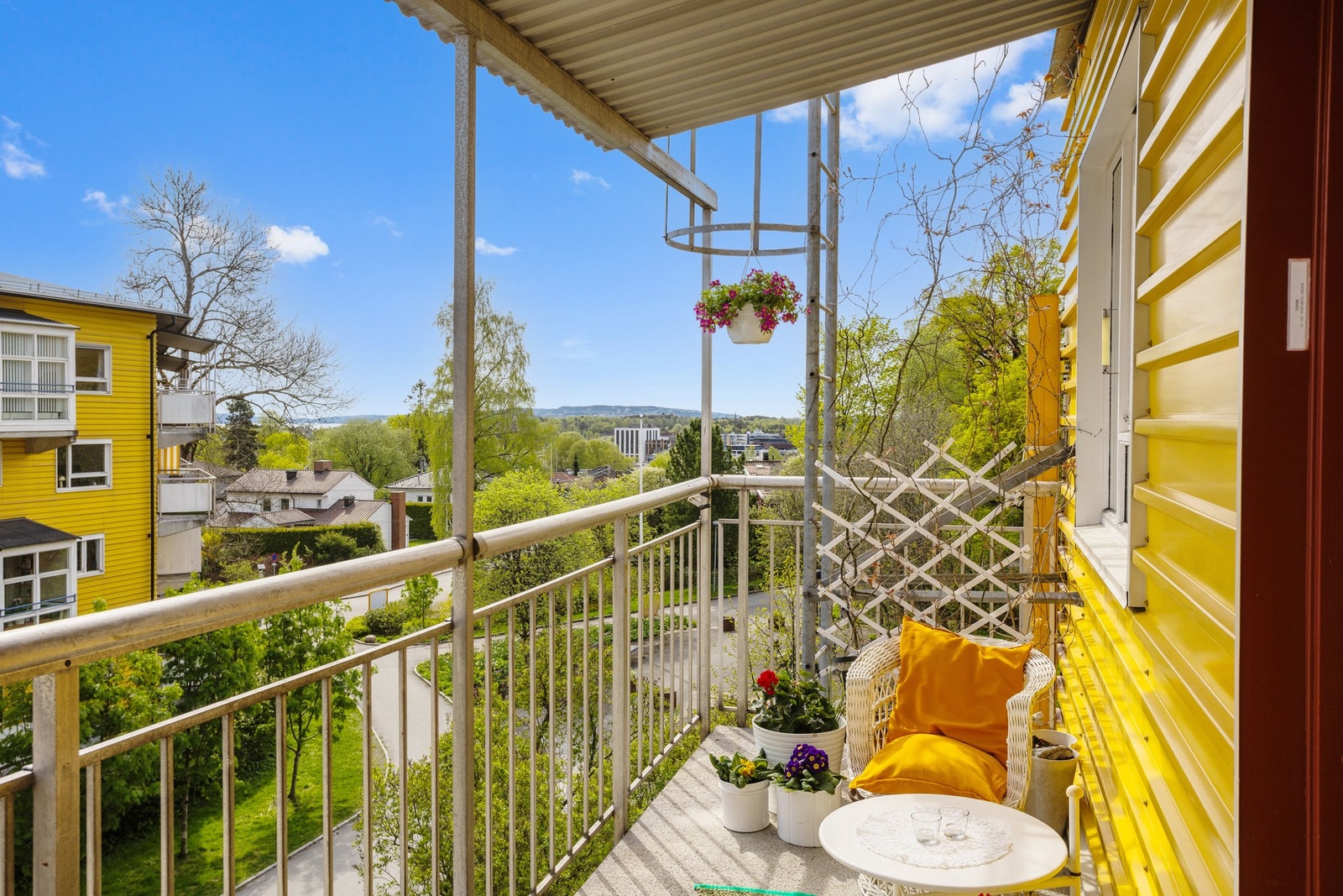 Leiligheten har inngang fra solrik og hyggelig svalgng. Med beliggenhet på enden er det usjenert og fredelig. Galleribilde