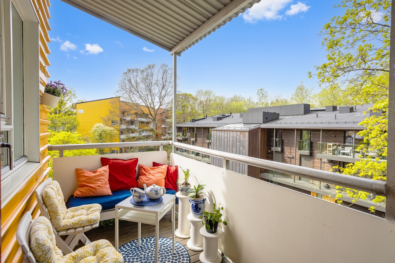 Fra stuen er det utgang til nordvestvendt balkong med flott utsyn til Den Engelske Park. Galleribilde