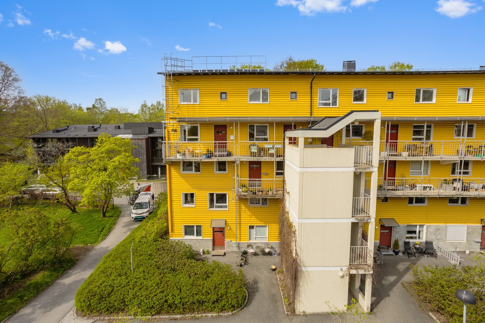 Fasade Gustav Vigelands vei 42.
Leiligheten har beliggenhet øverst til venstre, på enden. Galleribilde