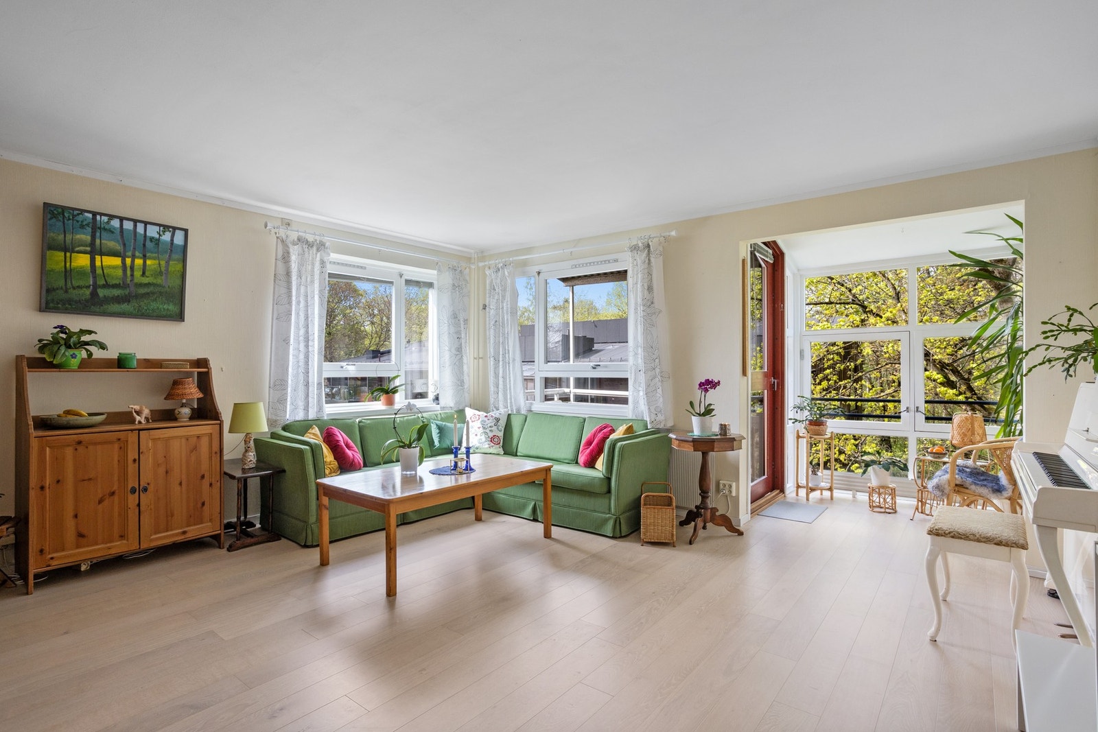 Det er godt med vinduer i stuen og leiligheten oppleves svært lys Galleribilde