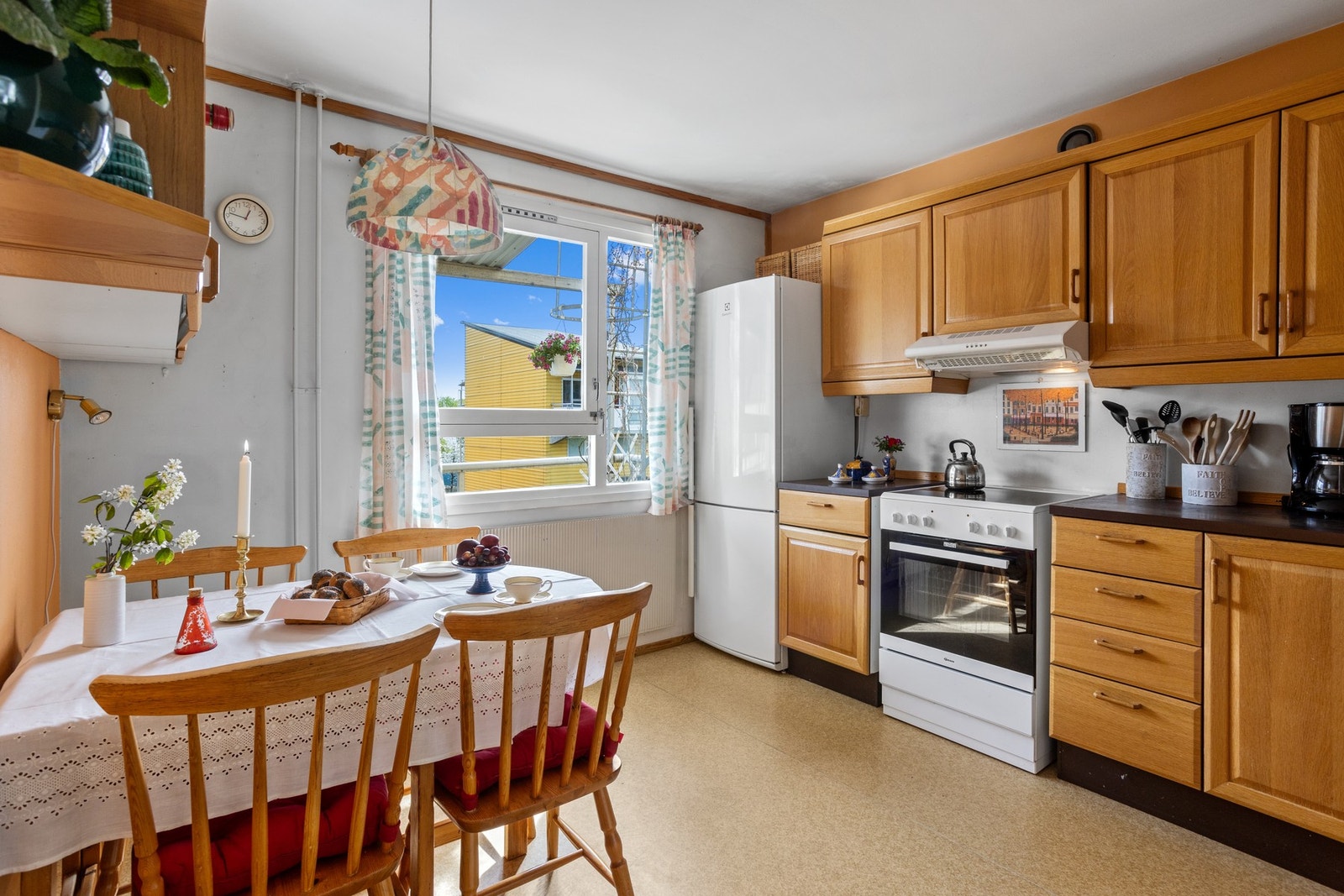 Eldre, men fungerende kjøkken med hyggelig spiseplass. Frokosten kan også nytes på svalgangen rett utenfor kjøkkenvinduet. Galleribilde