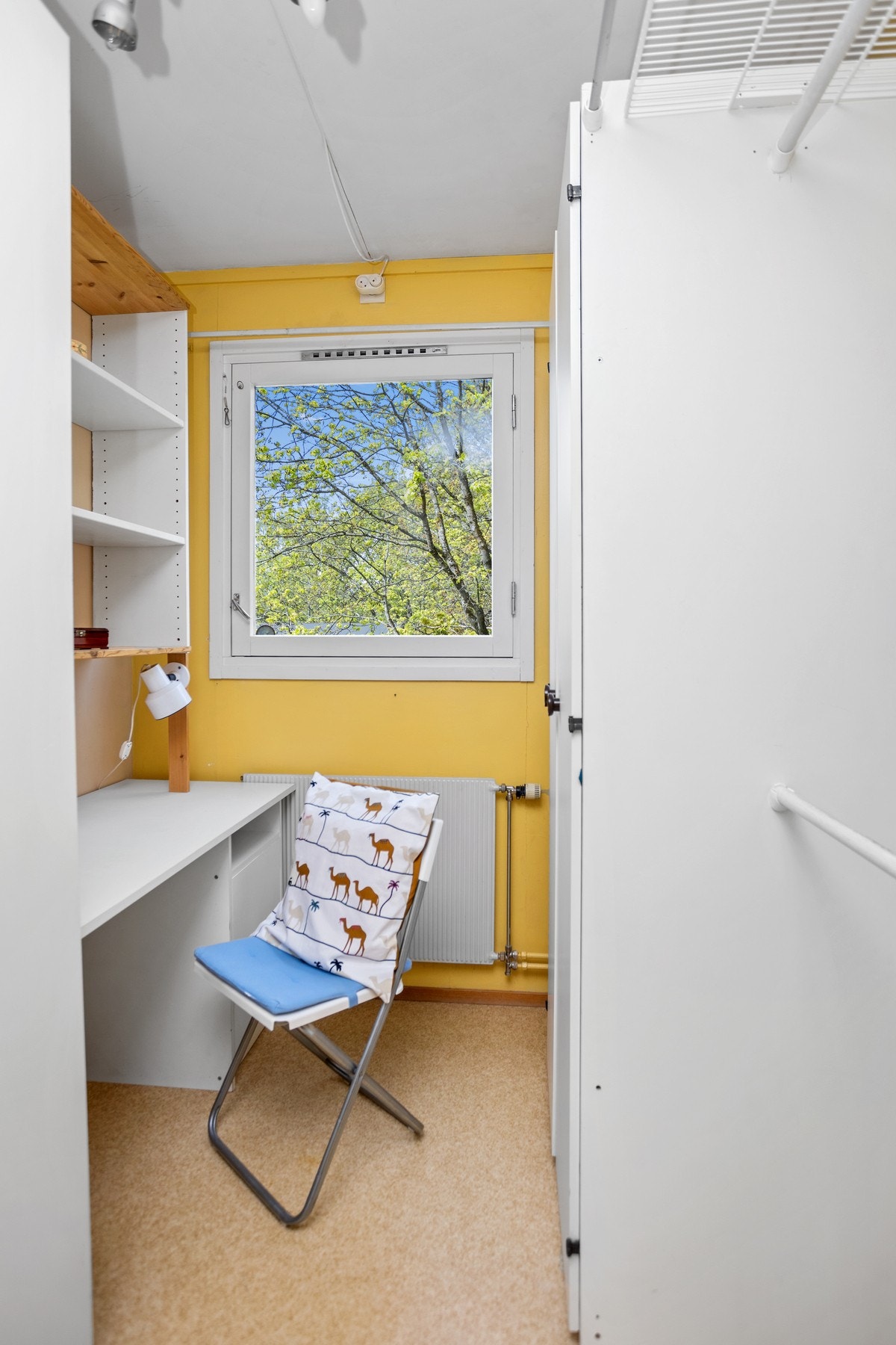 Soverom 3 er av noe mindre størrelse, men fungerer fint som barnerom, kontor eller gjesterom. Det brukes som garderoberom av selger. Galleribilde