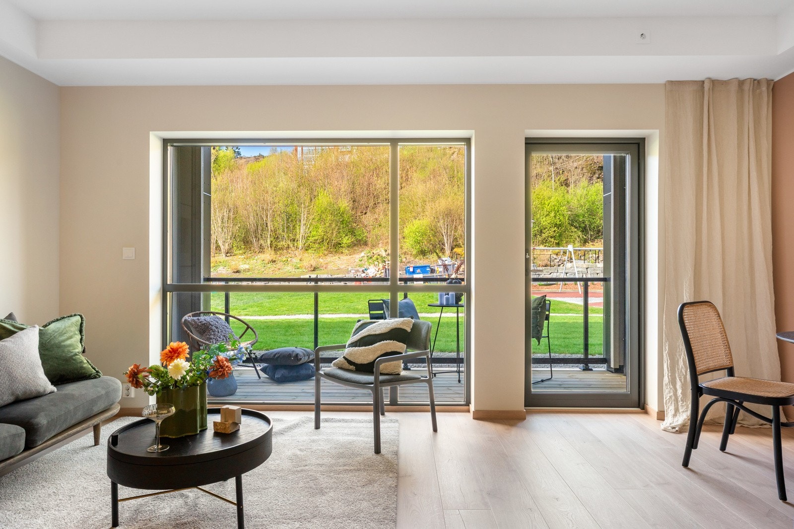 Utgang til privat veranda fra stue Galleribilde