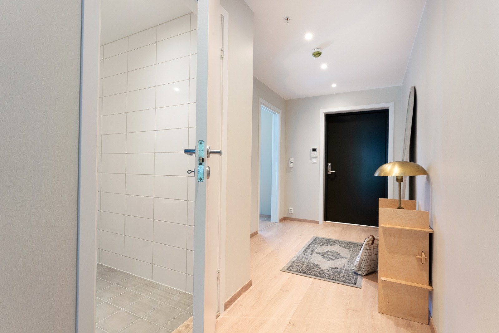 Lys og luftig gang med downlights i tak Galleribilde