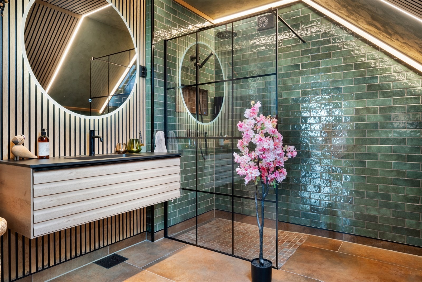 Badet er flislagt og byr på behagelig gulvvarme. Galleribilde