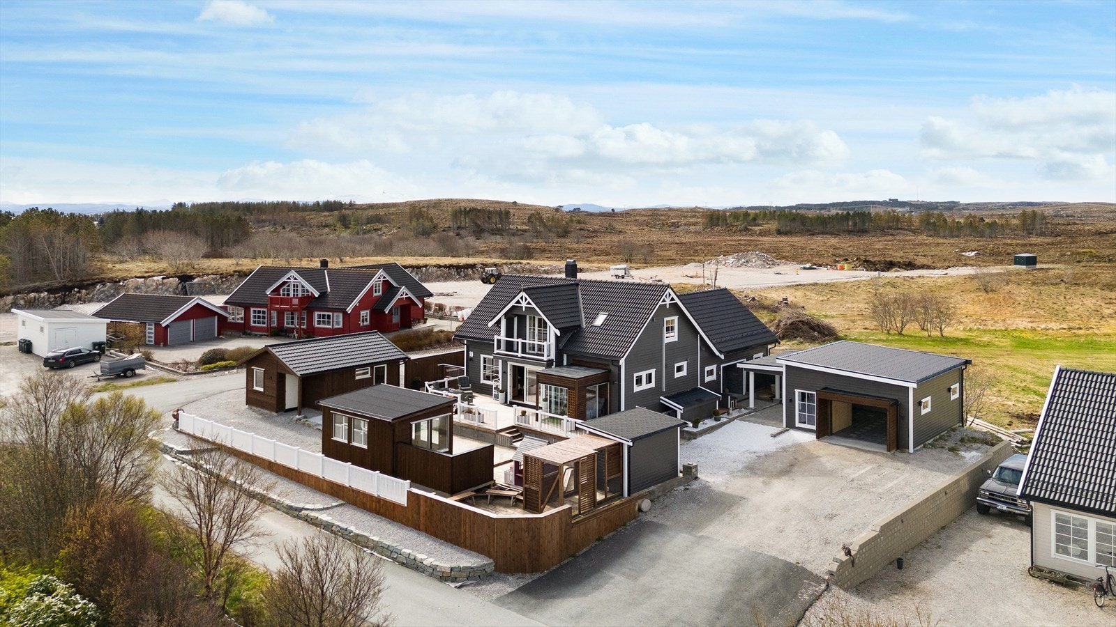 Velkommen til Rabbaveien 19 - En svært innholdsrik enebolig over 3 plan med romslig og opparbeidet tomt på ca. 1016m². Galleribilde