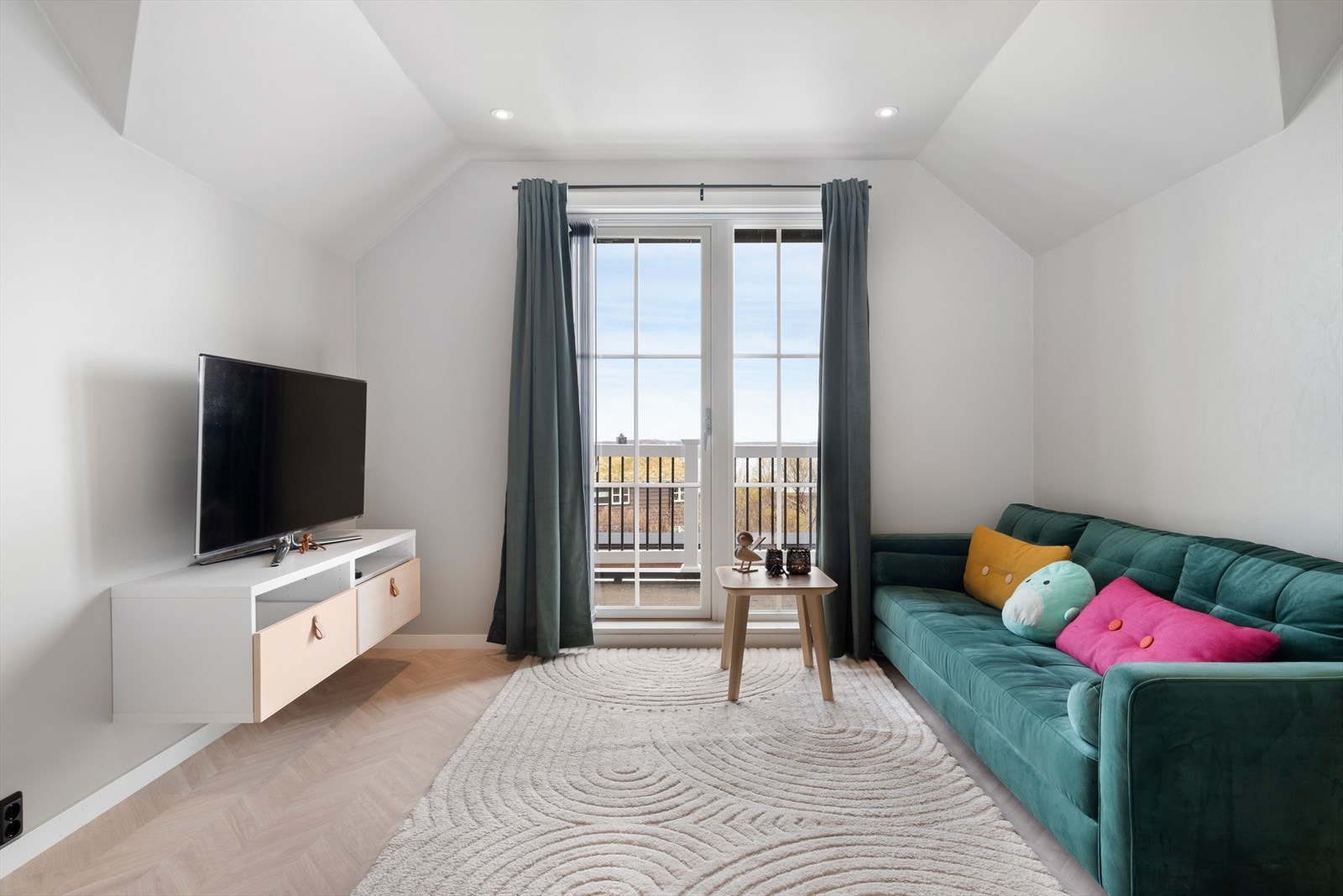 Egen praktisk tv-stue med adkomst til balkong på 5m². Galleribilde