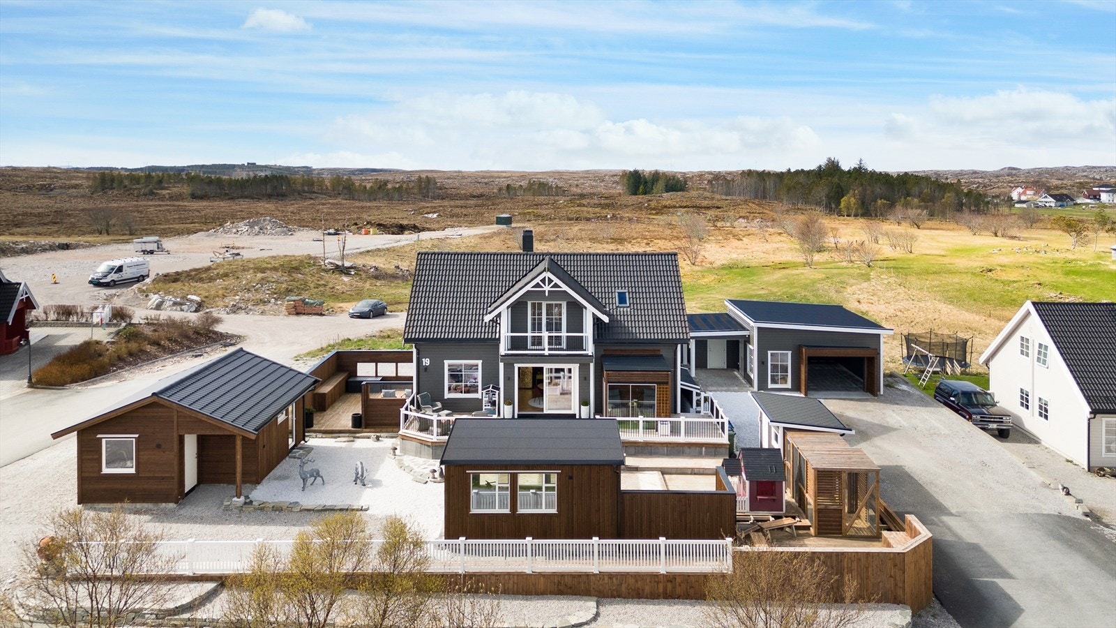 Eneboligen har en flott beliggenhet i naturskjønne og barnevennlige omgivelser på Rabben, i Frøya kommune i Trøndelag. Galleribilde