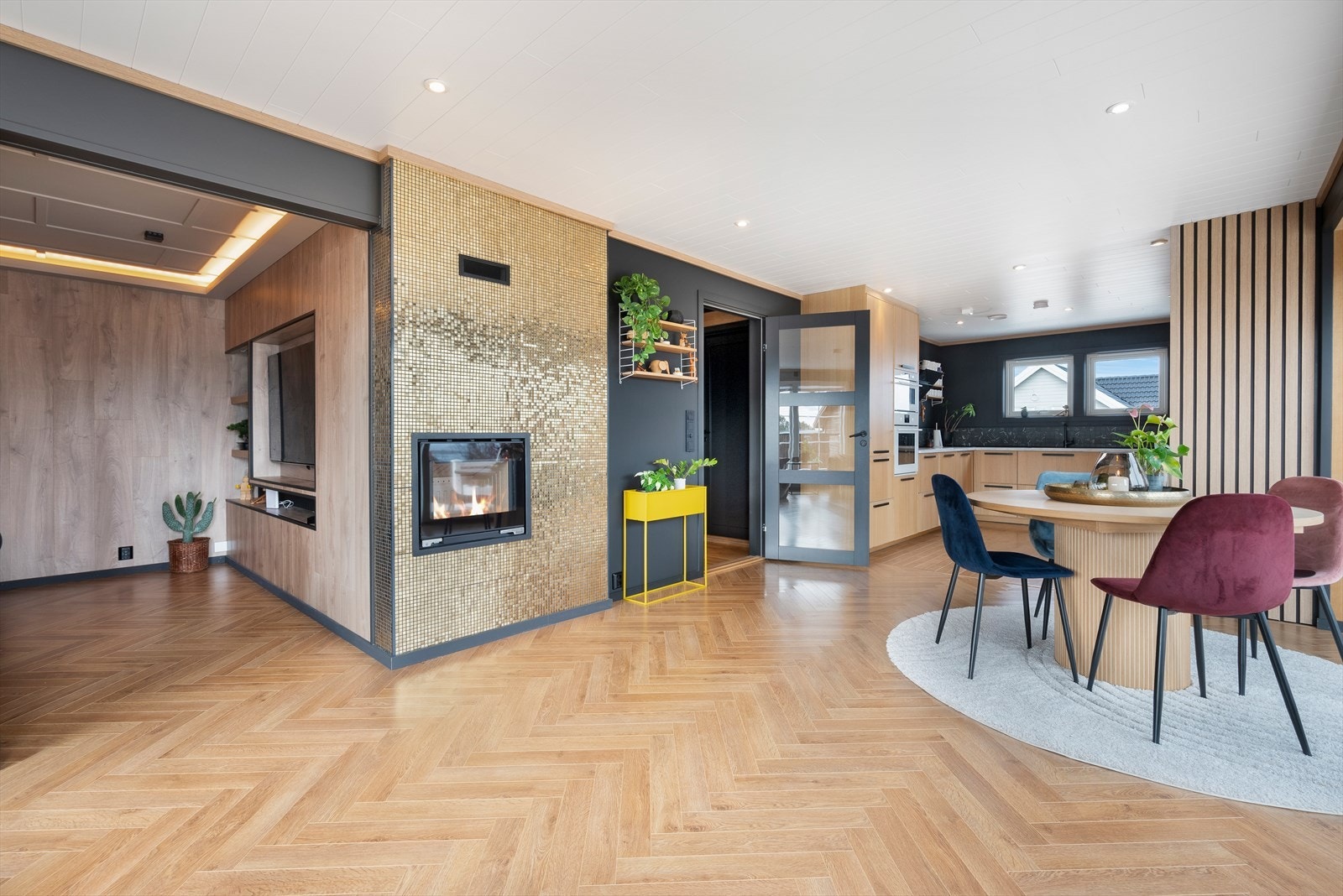 Velkommen inn - Her får du en svært romslig stue/kjøkken løsning til sammen 47,5m². Galleribilde