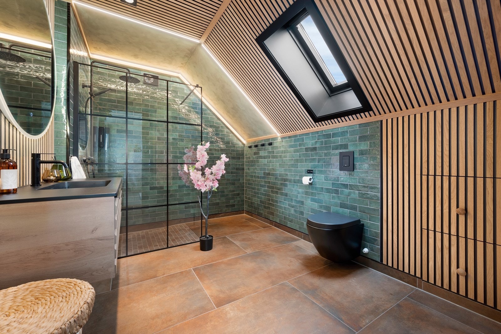 Badet ble pusset opp i 2024 og er i likhet med resten av eiendommen delikat og moderne. Galleribilde