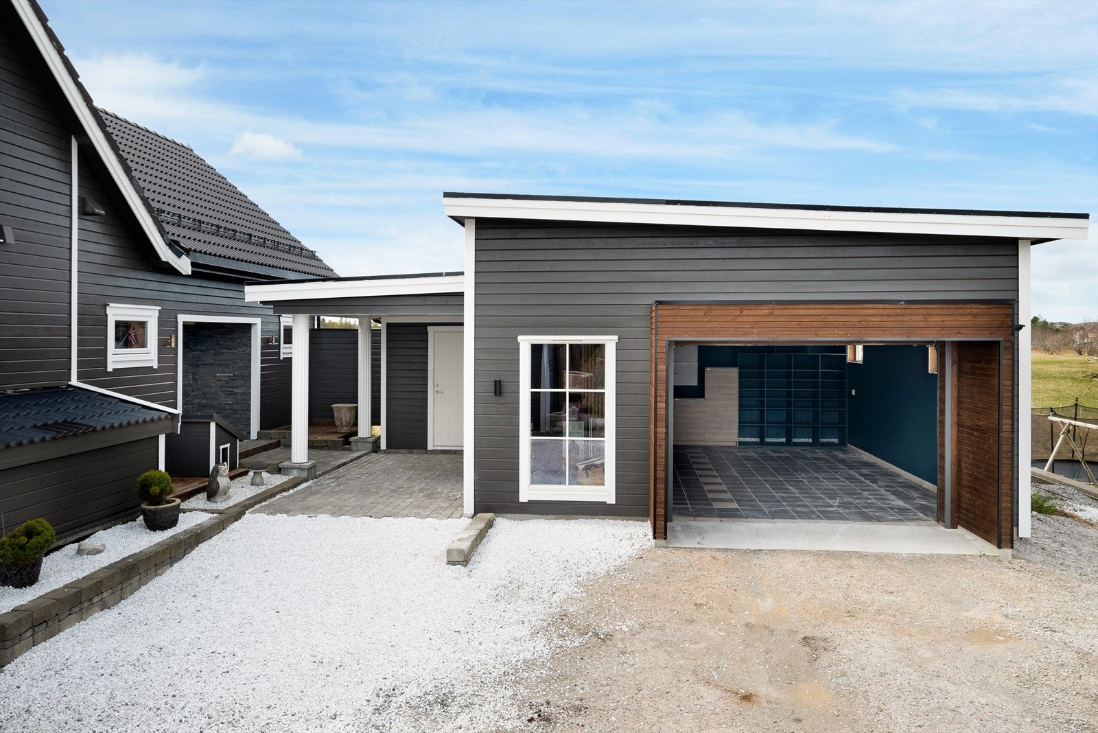 Garasje fra 2014 med el-bil lader og innvendig bod på til sammen 44m². Galleribilde