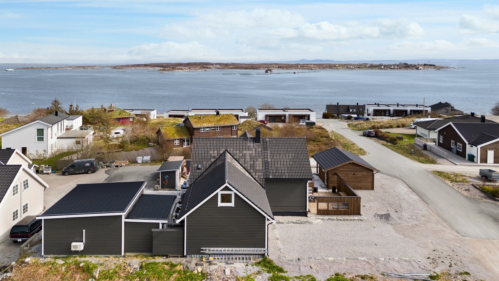 Her får du en innholdsrik eiendom med hagestue, sportsboder, terrasseareal på hele 74m² med mer! Galleribilde