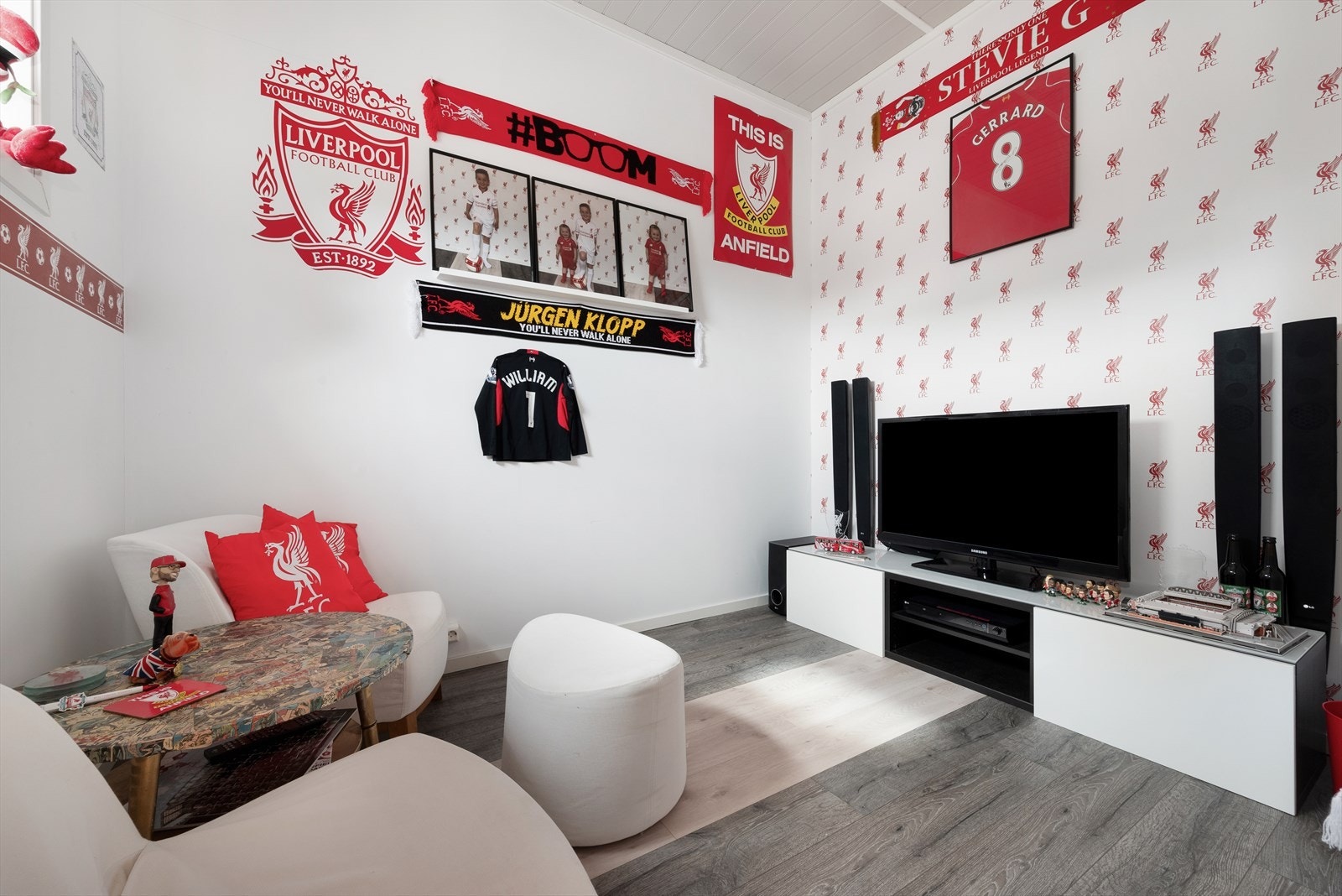 Kjelleren er innredet som kontor, hobbyrom, stue/soverom, entre/kjøkken og et bad. Det er egen inngang til kjelleren. Galleribilde