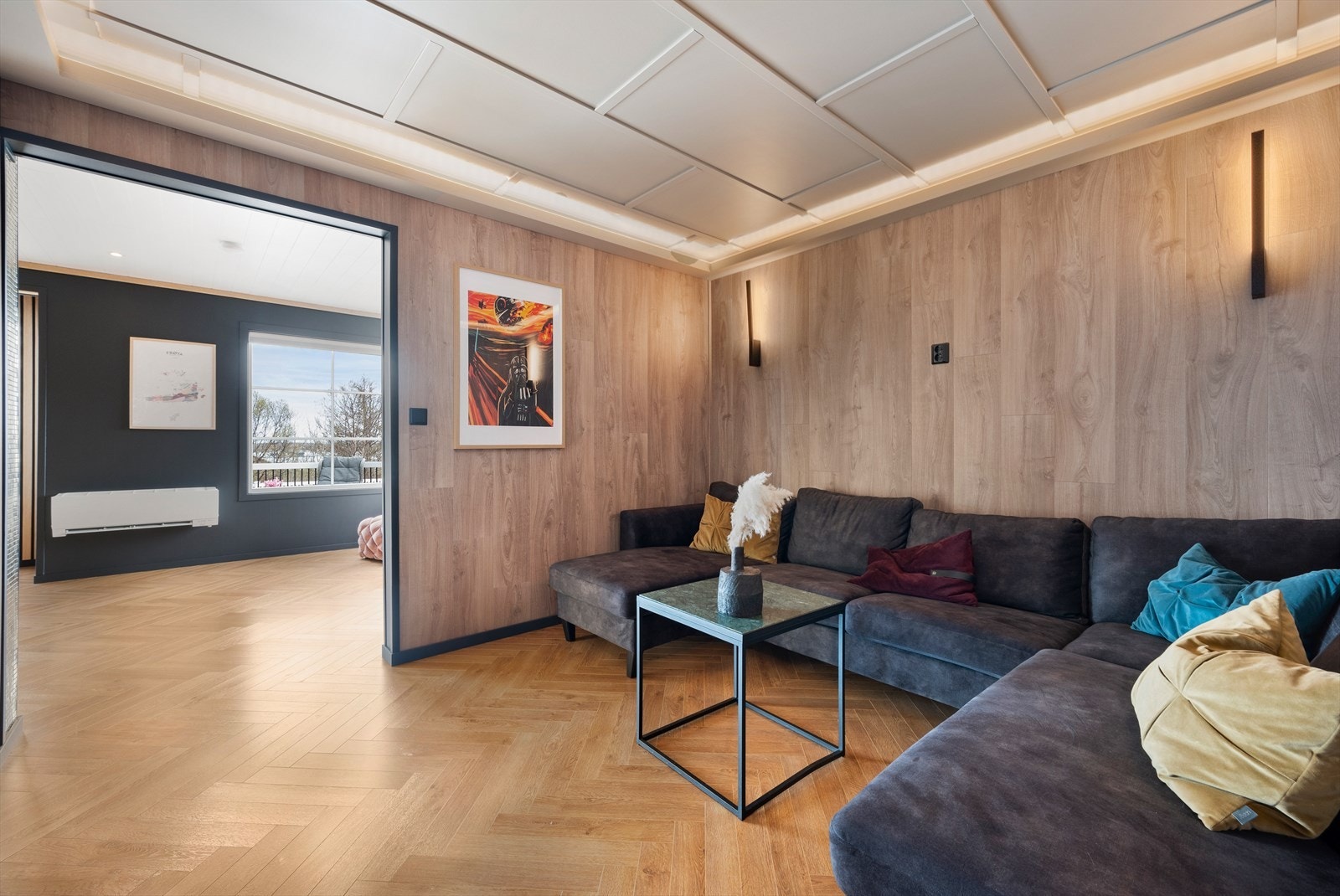 Praktisk og naturlig adskilt tv-stue på 10,5m². Galleribilde