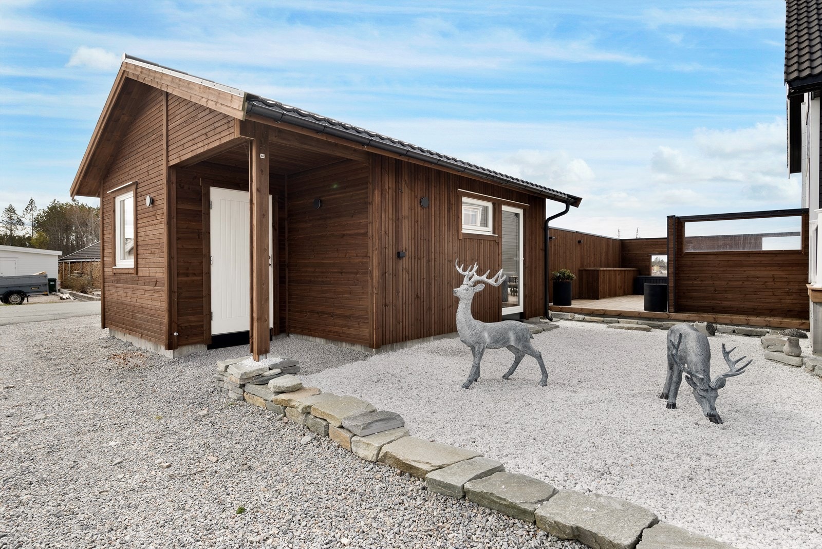 Det er god plass til parkering på egen tomt i tillegg til egen garasje. Galleribilde