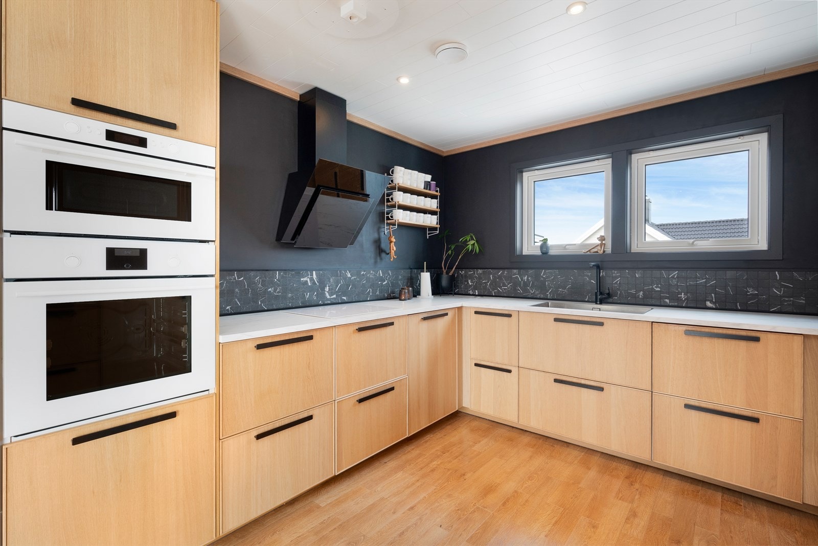 Det er integrert mikrobølgeovn, oppvaskmaskin, platetopp, stekeovn og kjøl/fryseskap som medfølger handelen. Galleribilde