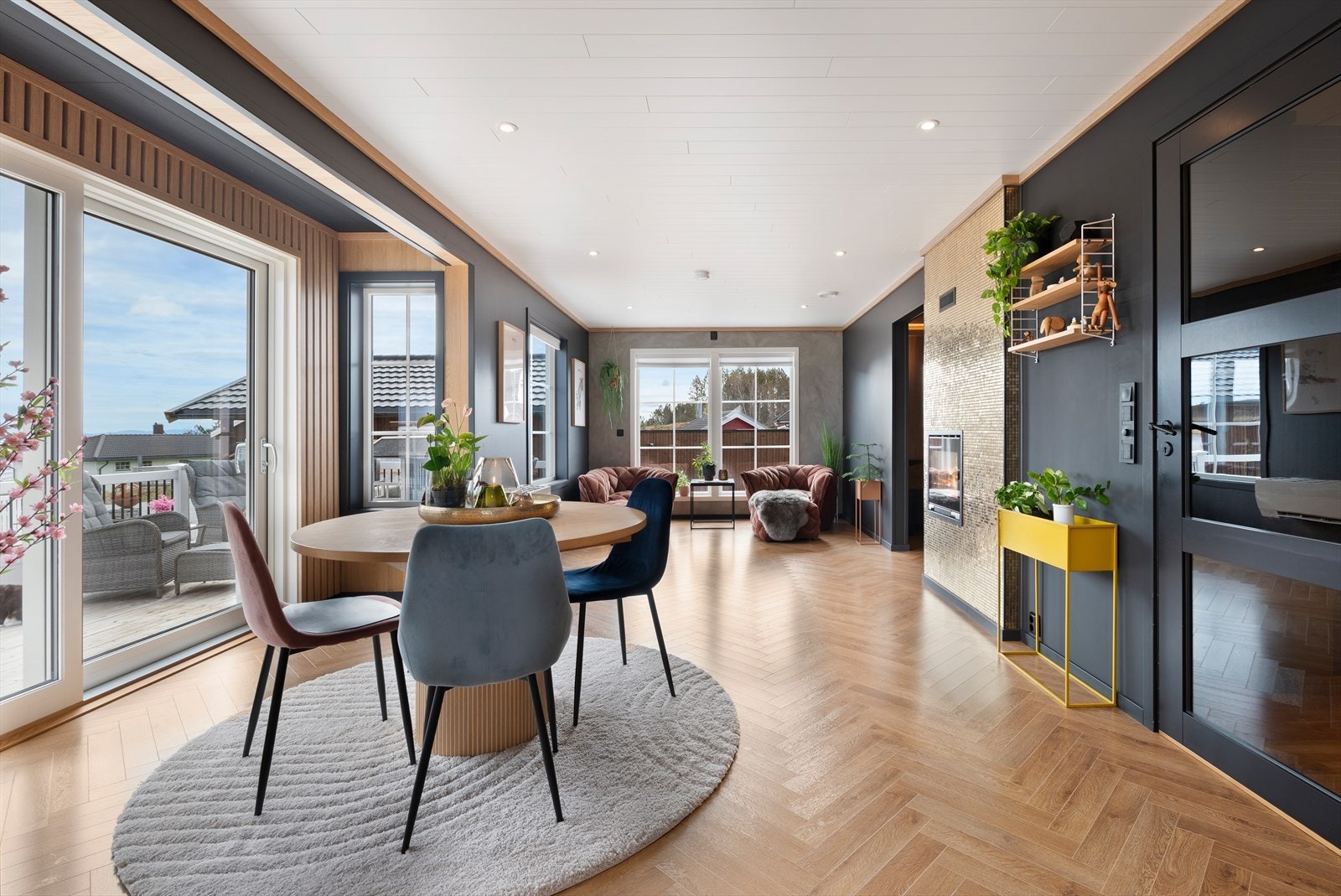 Boligen har generøse vindusflater som gir en svært lys og luftig atmosfære. Galleribilde