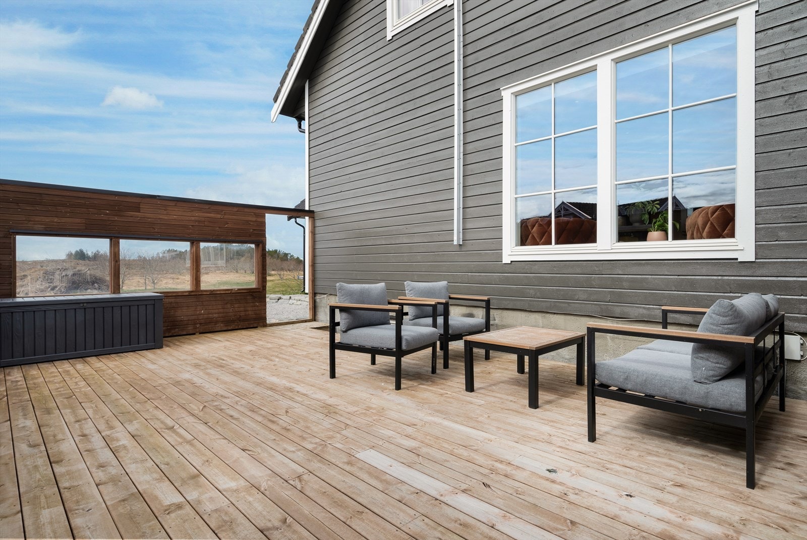 Egen platting på 32m². Her er det god plass til grill og ønsket utemøblement. Galleribilde