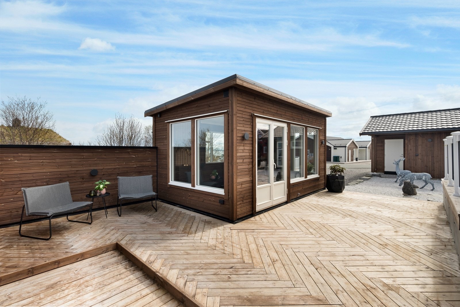 Det er gjort en rekke oppgraderinger de siste årene som bytte av vinduer, bygget terrasse og platting, satt opp garasje, nytt ildsted og sikringsskap mm. Se salgsoppgave for nærmere informasjon. Galleribilde