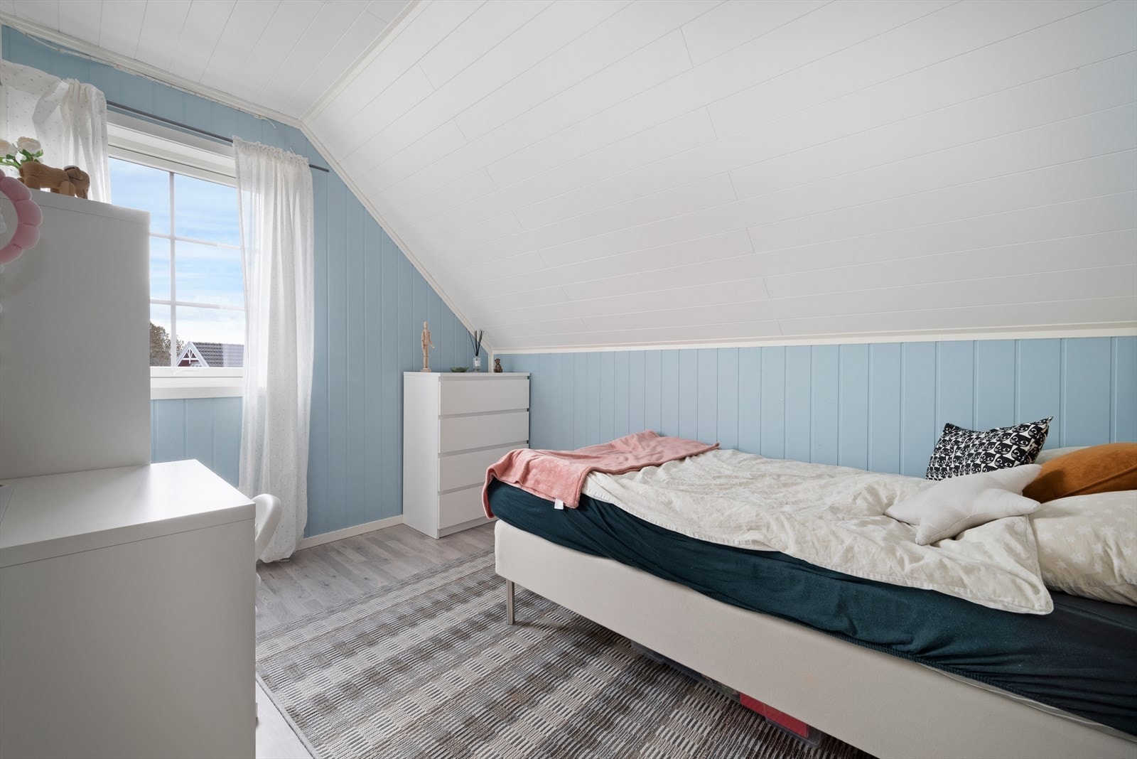 Det er god plass til dobbeltseng og ønsket garderobeløsning. Galleribilde