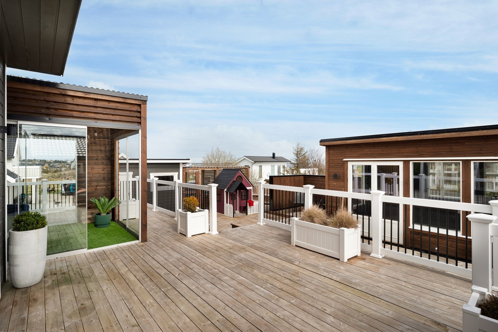 Fra stua er det adkomst til boligens terrasse. Terrassen er på hele 42m² med trapper til videre platting. Galleribilde