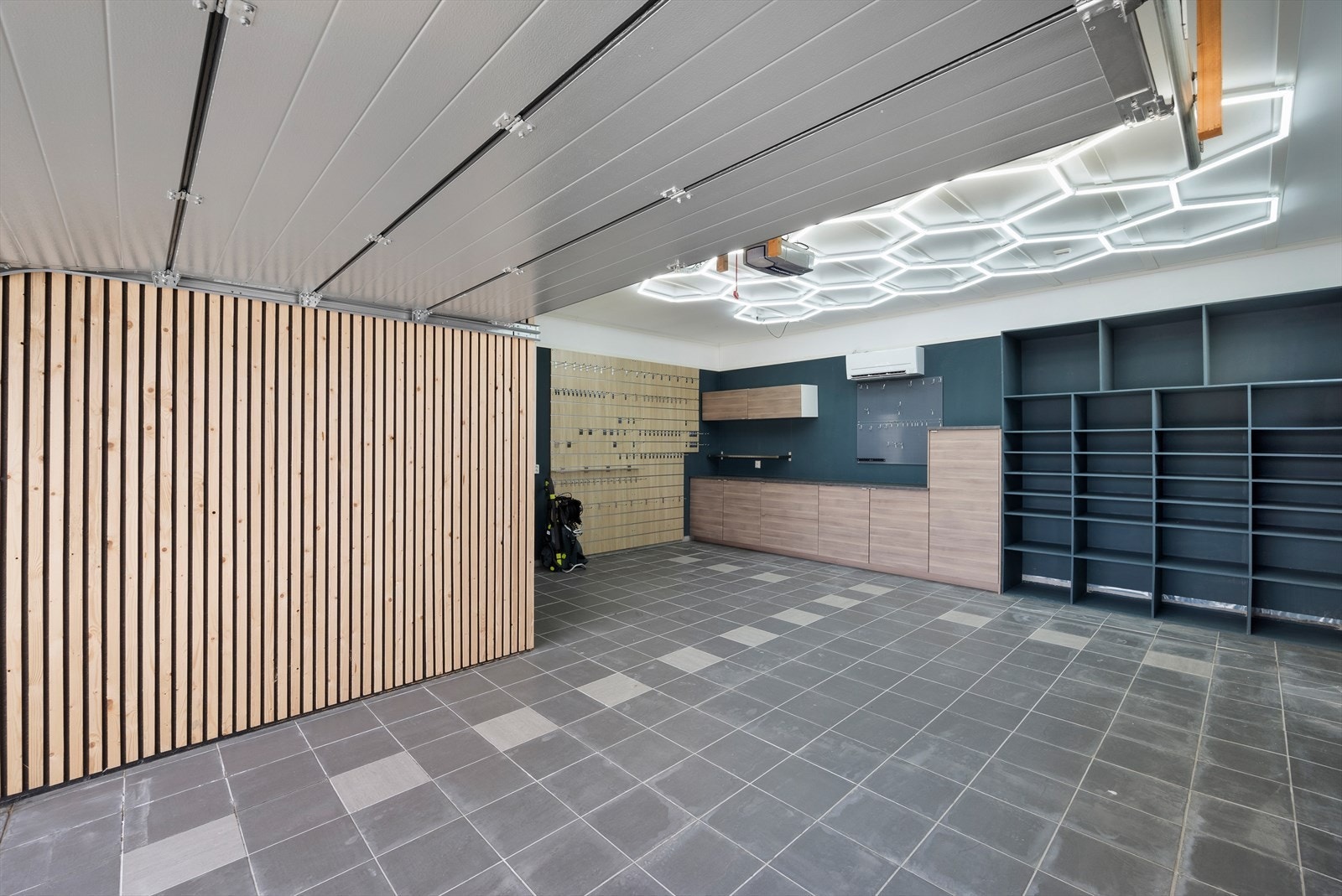 Her får du automatisk port, varmepumpe og rikelig med lagringsplass. Galleribilde