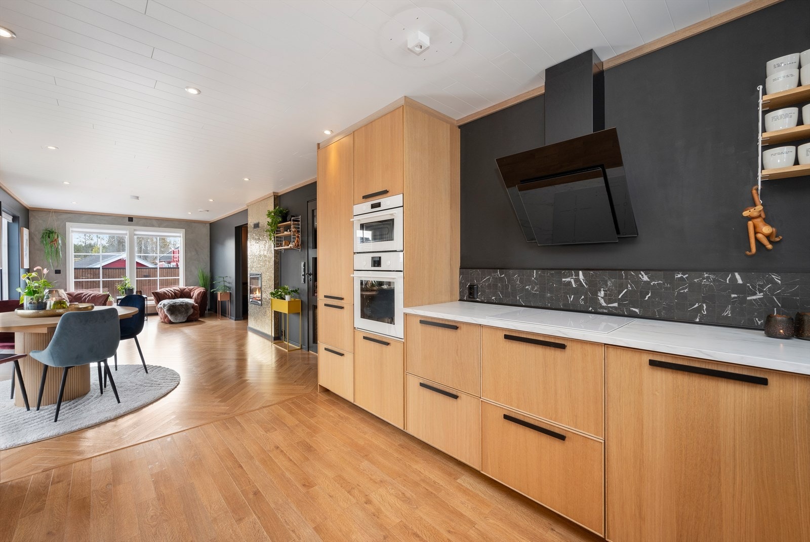 Kjøkkenet er pusset opp i 2020/2021 og er vurdert til tilstandsgrad 1 av takstmann. Galleribilde