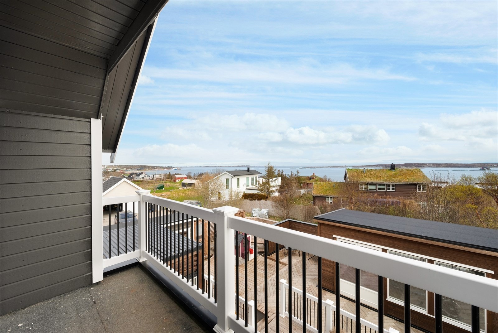 Her har du fantastisk sjøutsikt og gode solforhold. Galleribilde