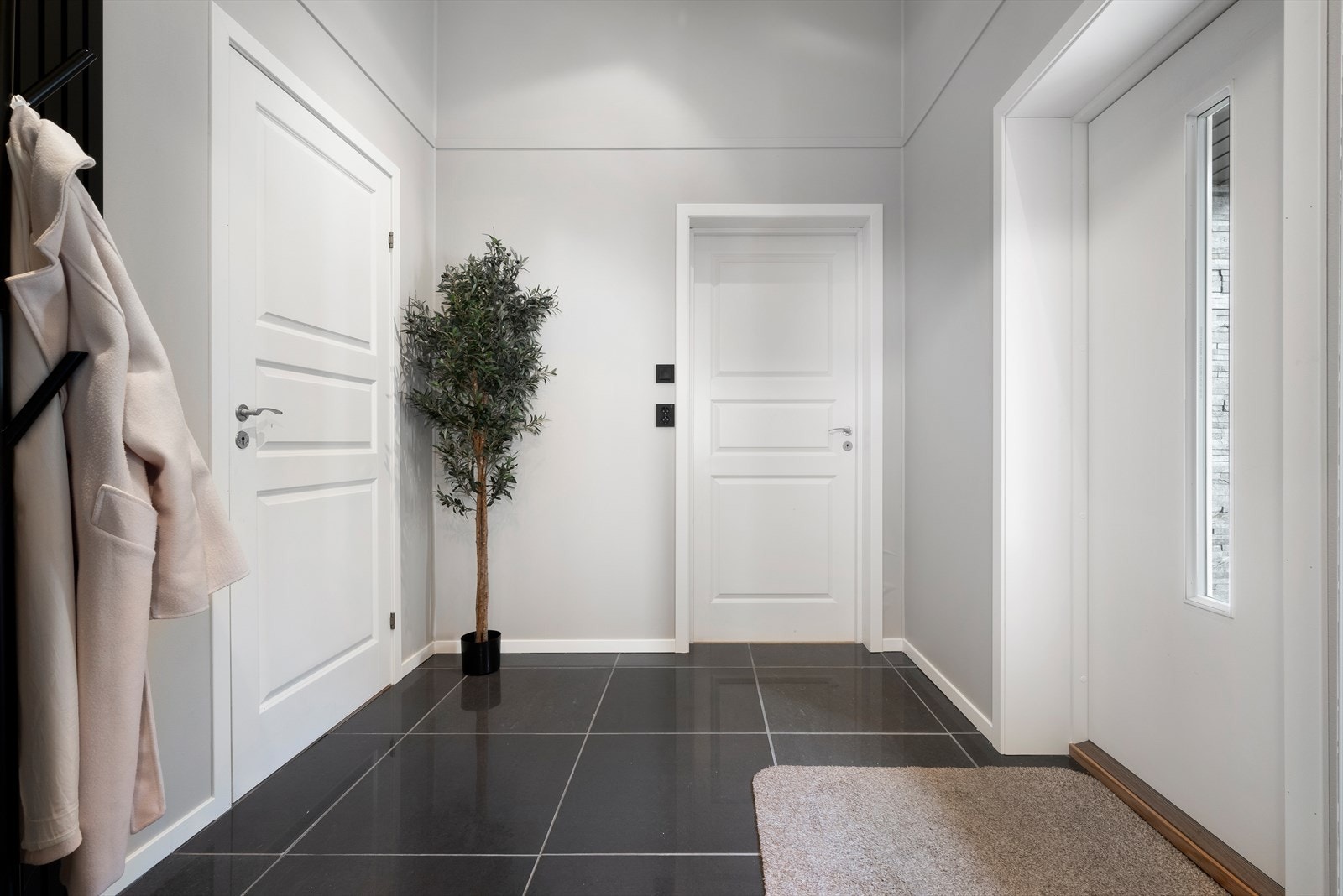 Velkommen opp - i 2. etasje finner vi 4 av boligens soverom, bad og en ekstra tv-stue. Galleribilde