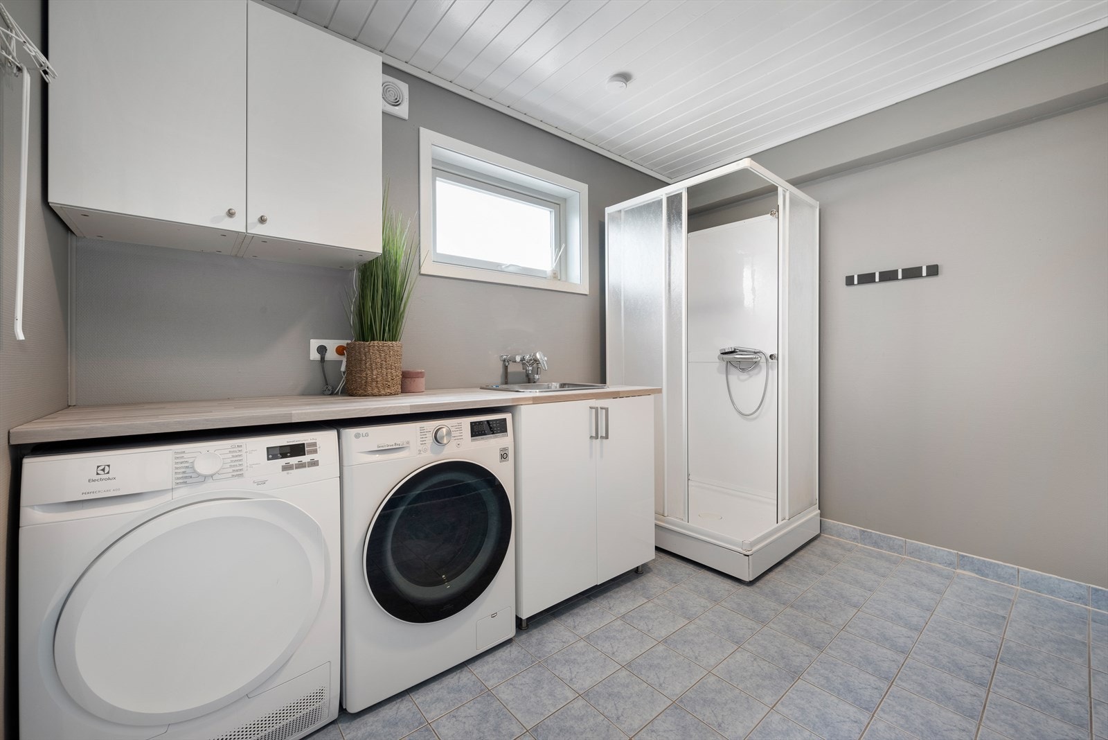 Eget praktisk vaskerom som også er utstyrt med et ekstra dusjkabinett. Galleribilde