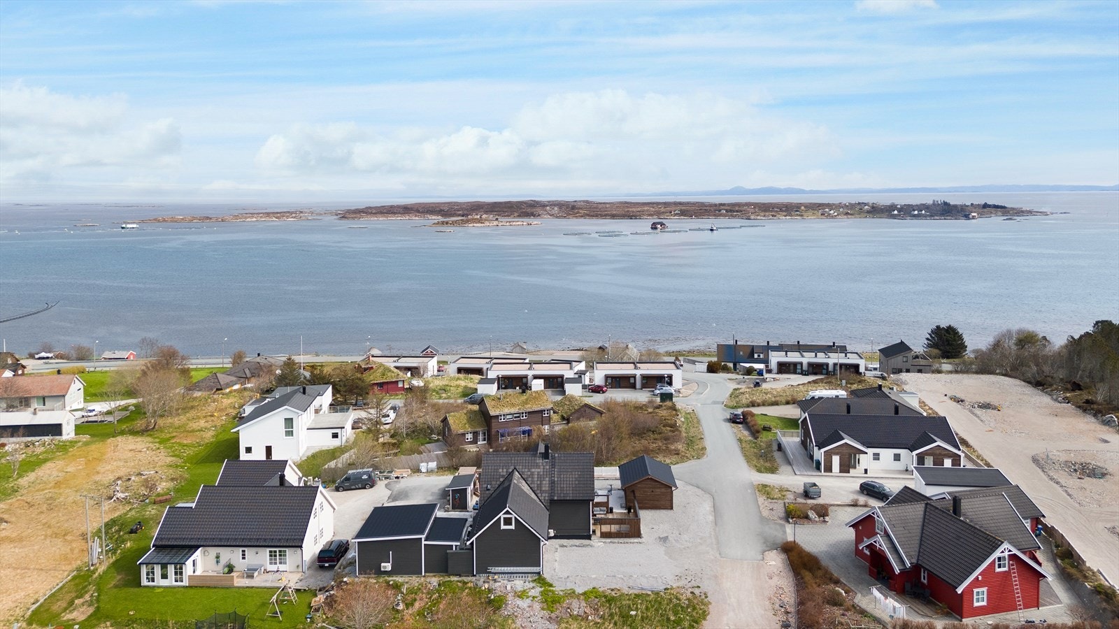 Fra eiendommen er det kun 500m til busstopp, 2km til matbutikk, samt gangavstand til skoler og barnehager. Det er bare 1,5 km ned til Sistranda Frøya kai med gjestehavn, og ca. 600m fra eiendommen ligger det to spisesteder. Galleribilde
