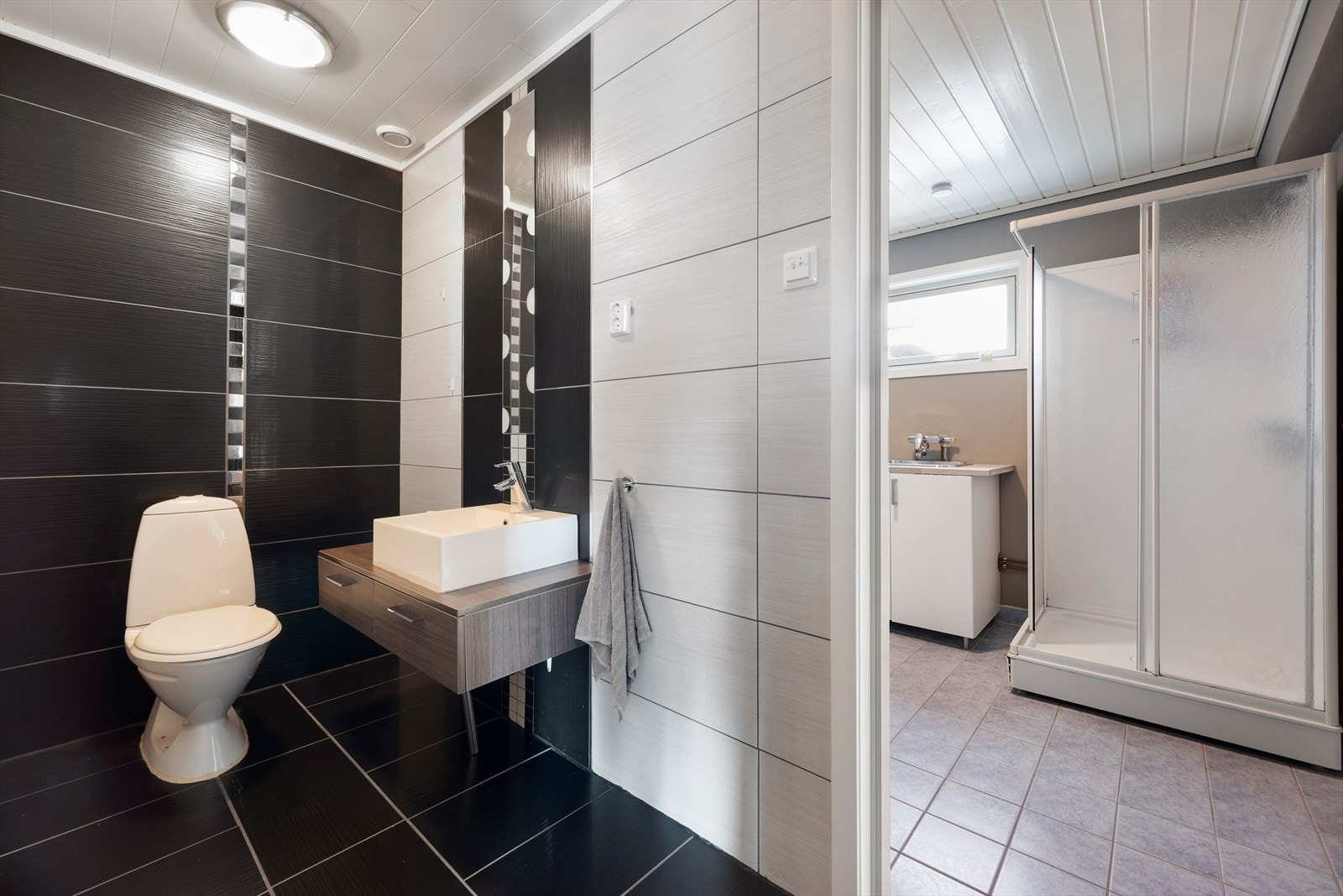 Eget praktisk toalettrom i 1. etasje i tilknytning til vaskerom. Galleribilde