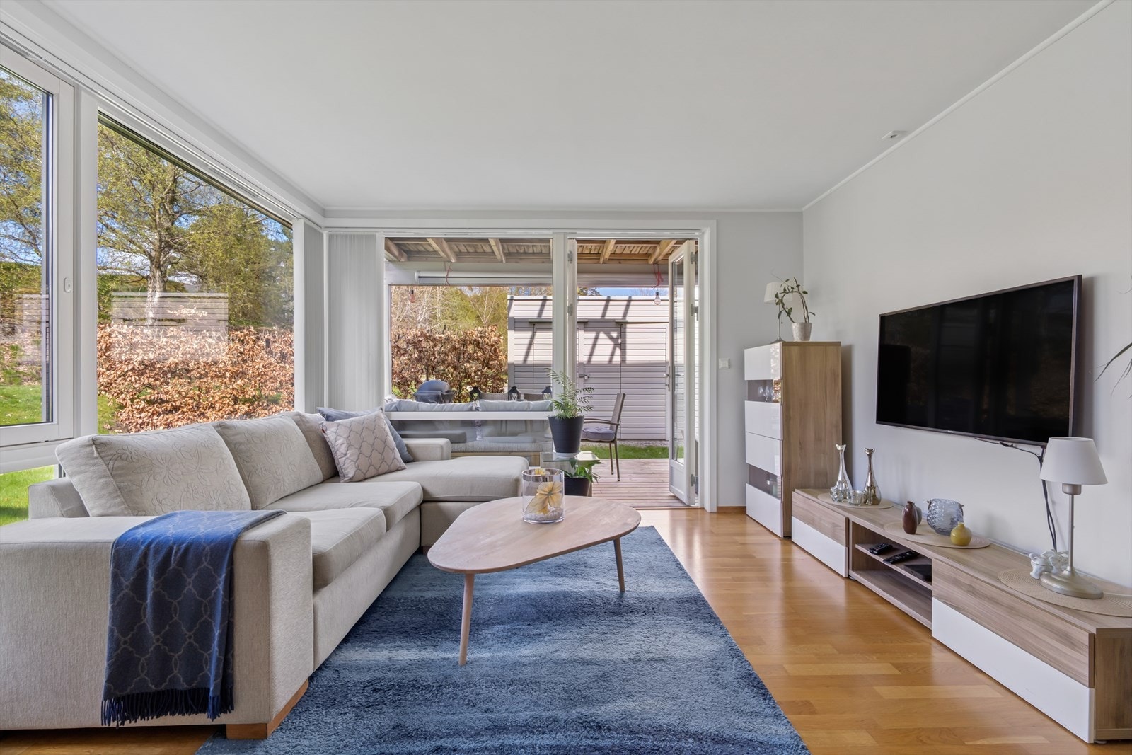 Fra stuen er det utgang til en solrik og usjenert balkong. Galleribilde