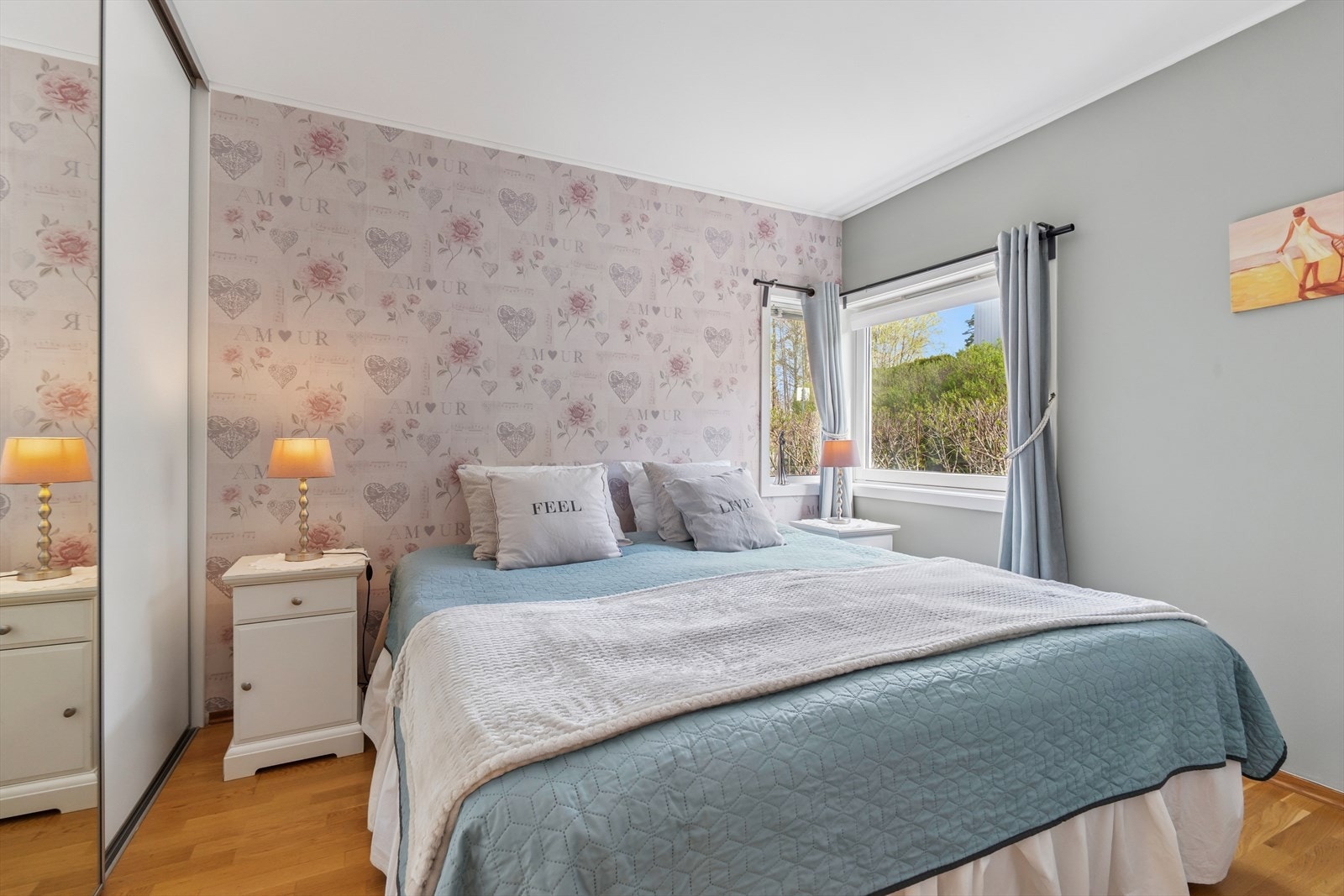 Leiligheten har to pene soverom av god størrelse, begge med plass til seng og garderobeløsning. Galleribilde