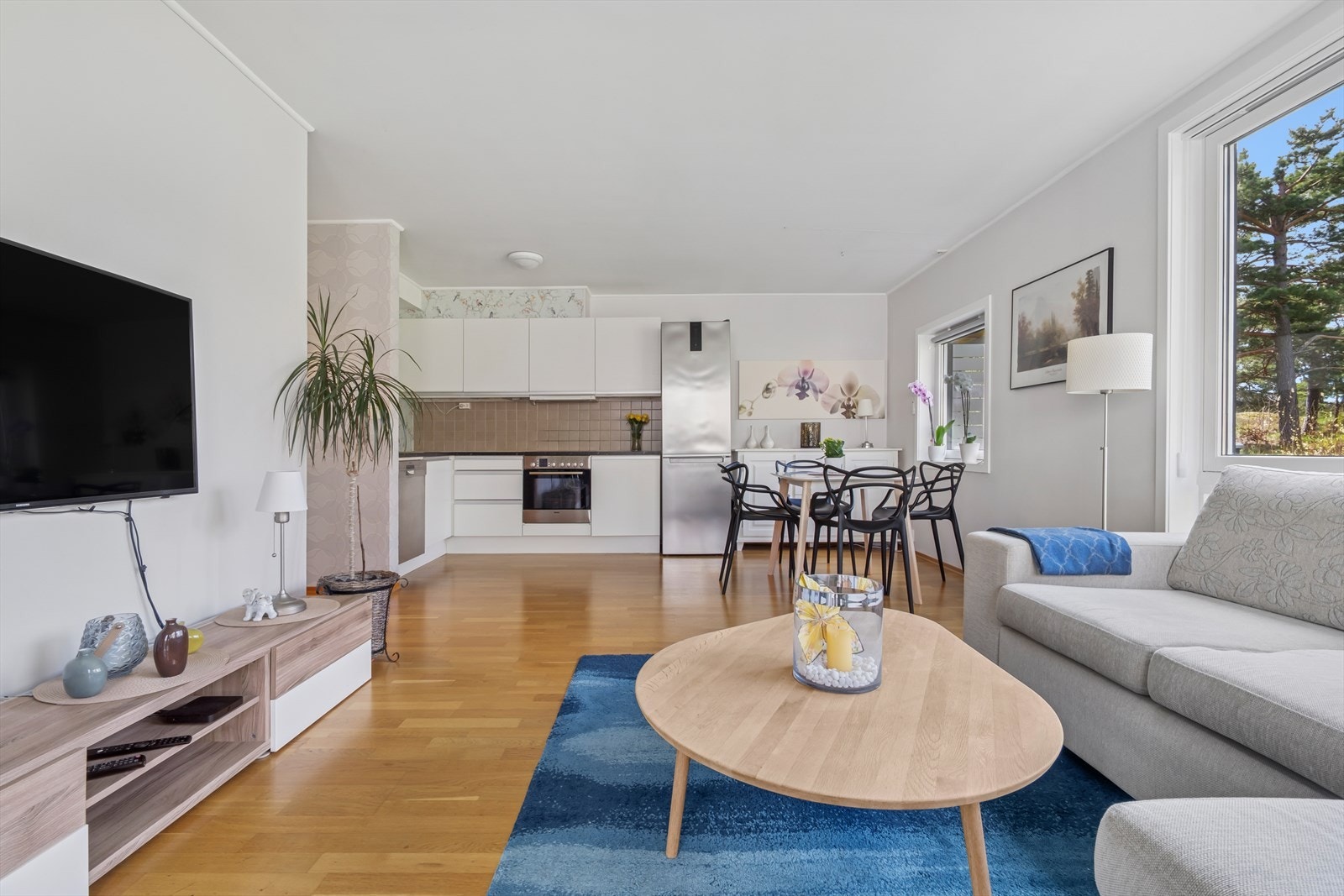 Stue og kjøkken ligger i åpen løsning. Galleribilde