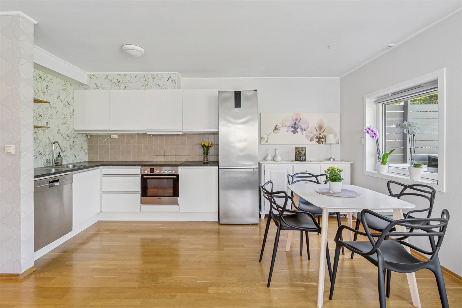 Det er integrert stekeovn og platetopp, samt avsatt plass til oppvaskmasking og kjøleskap. Galleribilde