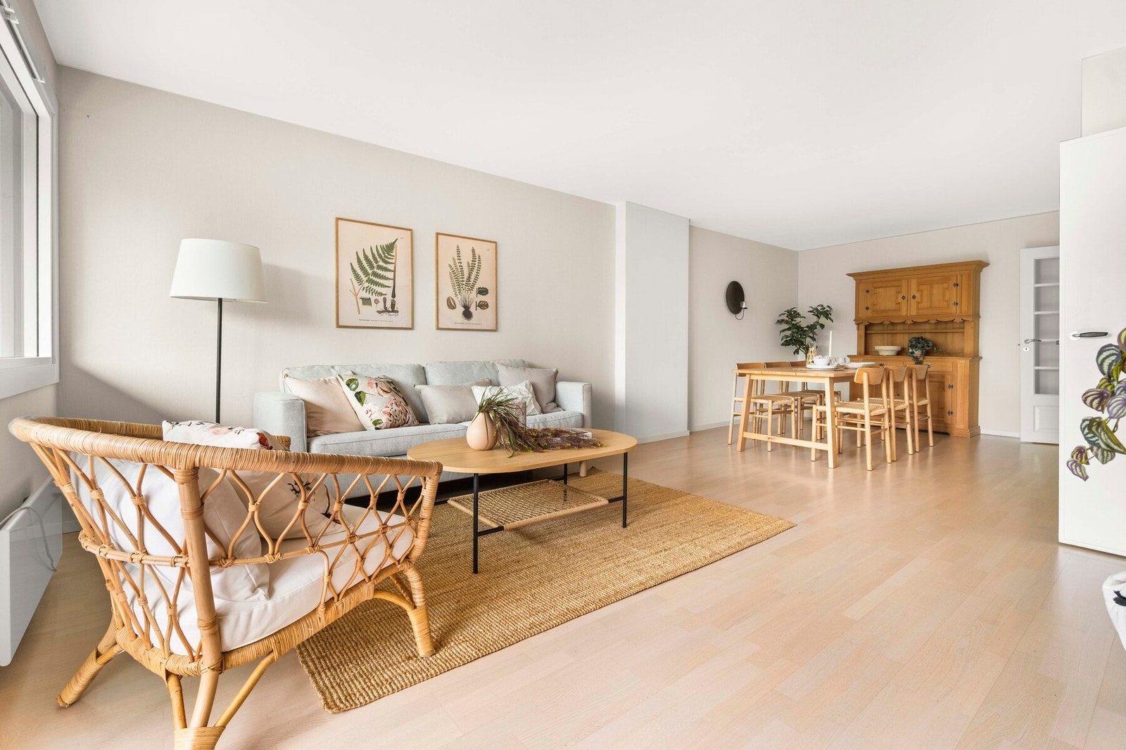Det er god plass til to ulike soner, med naturlig plass til både en spisegruppe, sofa og TV med tilhørende møblement. Galleribilde